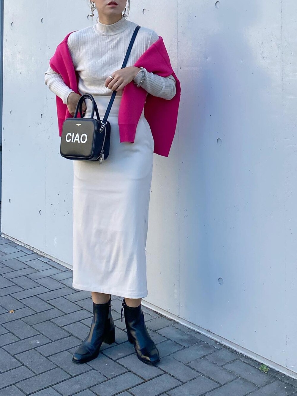 「だから秋服が好き、moment+、ニット、タイトスカート、カーディガン、カーディガン肩かけ、ショートブーツ、ZARA、michino、きれいめカジュアル、オトナカジュアル、秋のコーデ、秋コーデ、ピンク、プチプラ」｜「moment+の12G ボトルネックワイドリブニットプルオーバー（ニット/セーター、ホワイト系）」を使った、mikaさん（レディース・157cm）の秋コーディネートの1枚目の写真