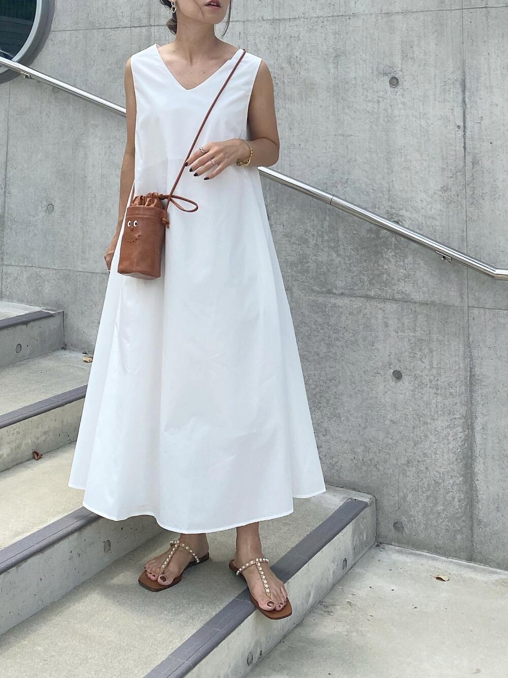 「シンプルコーデ、ショルダーバッグ、accommode、プチプラ、ワンピース、サンダル、ZARA、GRL、トングサンダル、グレイル、オトナカジュアル、きれいめカジュアル、白ワンピース、ポップ、ペットボトルホルダー」｜「ACCOMMODEのグッドフェイスボトルミニバッグ（ショルダーバッグ、ブラウン系）」を使った、mikaさん（レディース・157cm）の夏コーディネートの1枚目の写真