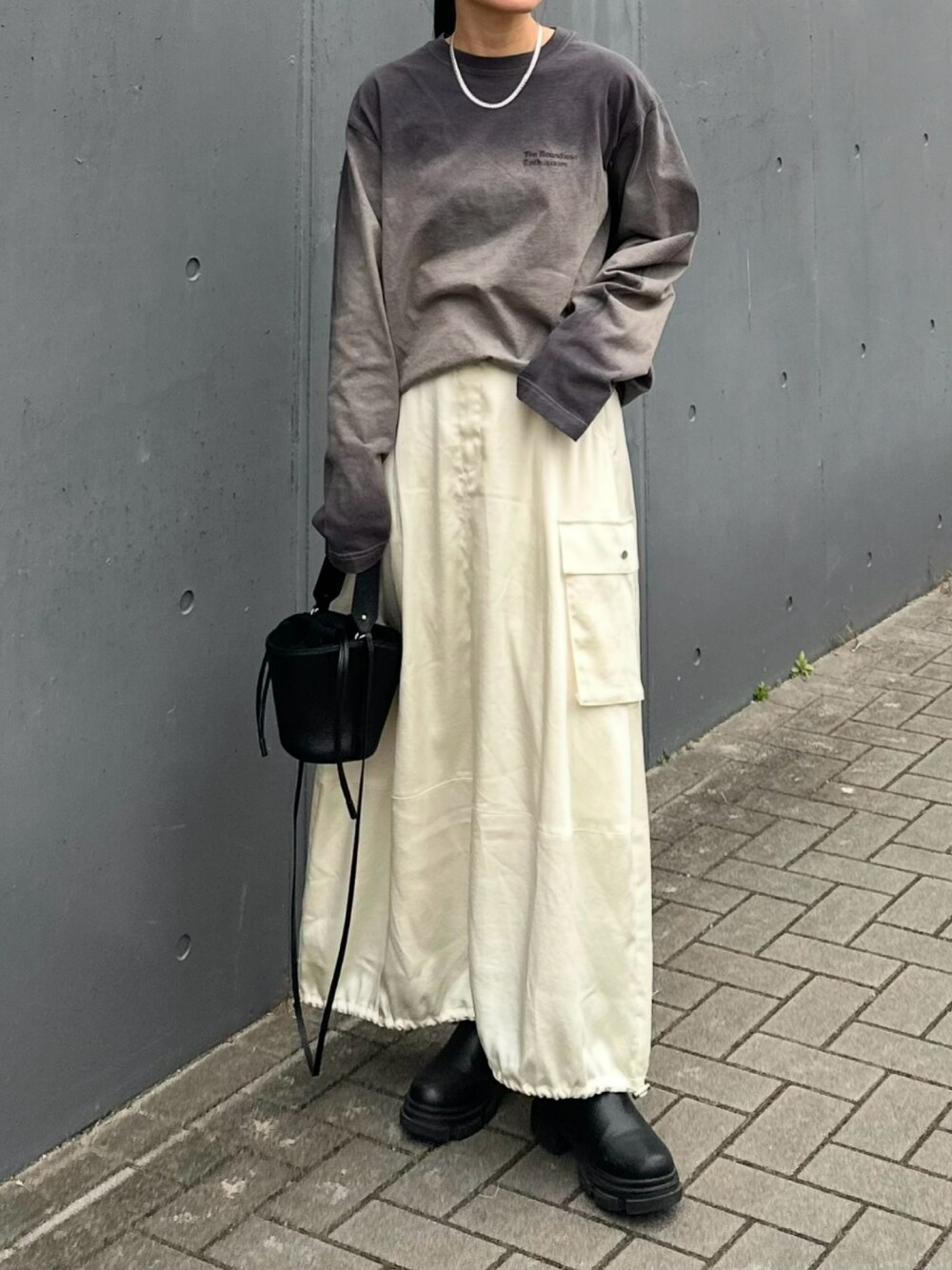 「forksy、forksy.、フォルクシー、ロンT、Tシャツ、春コーデ、大人カジュアル、オトナカジュアル、モノトーン、春服コーデ、大人ファッション、カーゴスカート、バルーンスカート、ママコーデ、サテンスカート」｜「SHOO・LA・RUEの【消臭】トラックソール チェルシー ブーツ（ブーツ、ブラック系）」を使った、mikaさん（レディース・157cm）の冬コーディネートの1枚目の写真