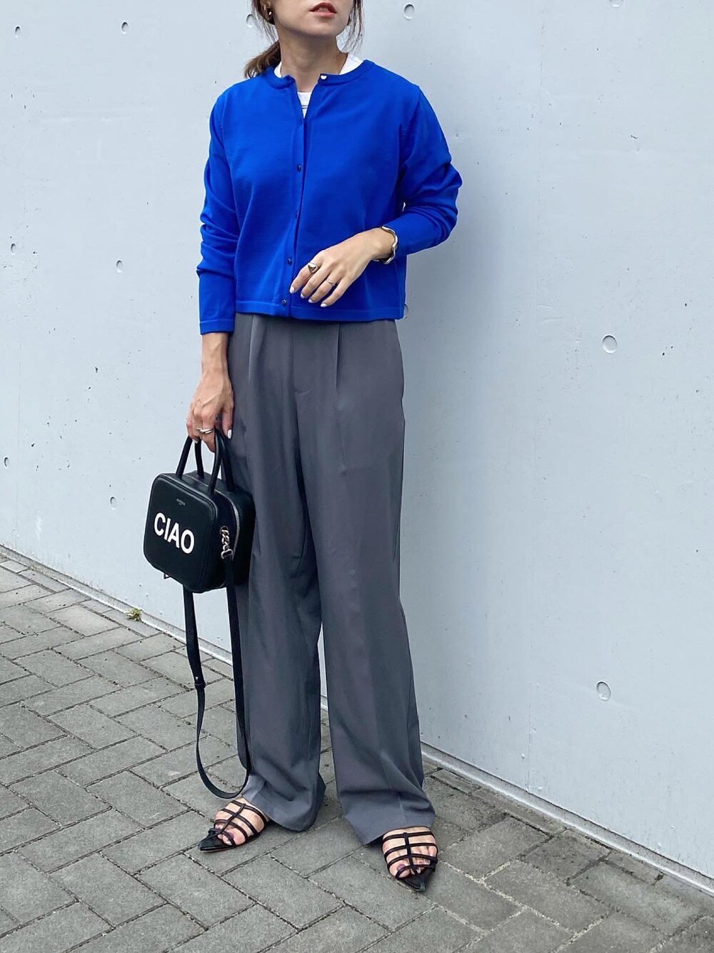 「feepur、カーディガン、カーディガンコーデ、BONLECILL、michino、パンツスタイル、HEWN、シンプル、ブルー、秋先取りコーデ、秋コーデ、オトナカジュアル、きれいめカジュアル、ママコーデ、大人カジュアル」｜「BONLECILLの【2点セット】2wayノーカラーテーラードジャケット/ジレ&センタープレスパンツ セットアップ【ファッション雑誌SPRiNG 7月号掲載】（セットアップ、グレー系）」を使った、mikaさん（レディース・157cm）の夏コーディネートの1枚目の写真