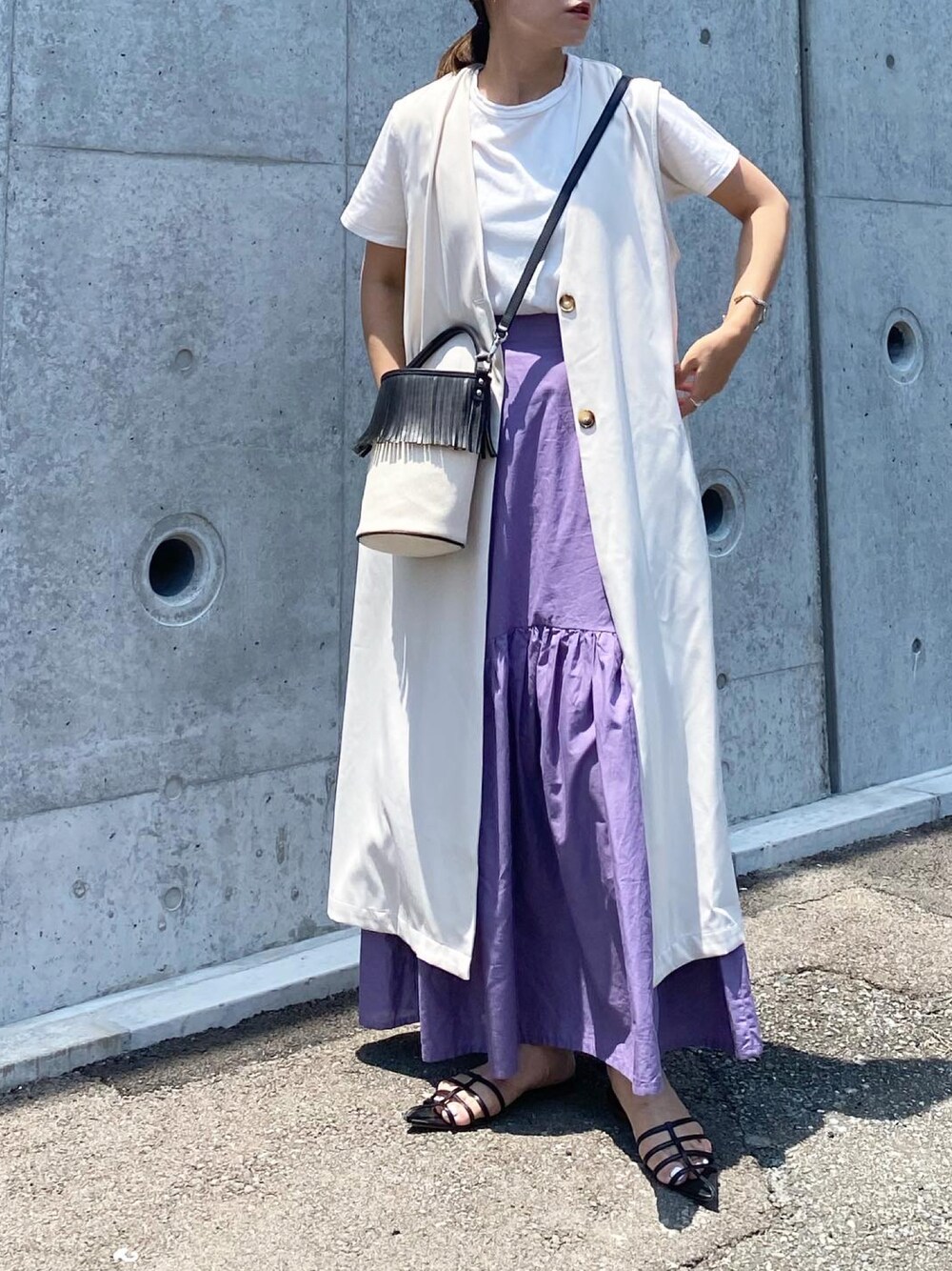 「moment+、モーメントプラス、ロングジレ、ジレスタイル、ジレコーデ、PICHI、マーメイドスカート、パープル、HEWN、BONLECILL、白Tシャツ、きれいめカジュアル、オトナカジュアル、ママコーデ、夏コーデ」｜「moment+のエステルストレッチノーカラーロングジレベスト（ベスト、ホワイト系）」を使った、mikaさん（レディース・157cm）の夏コーディネートの1枚目の写真