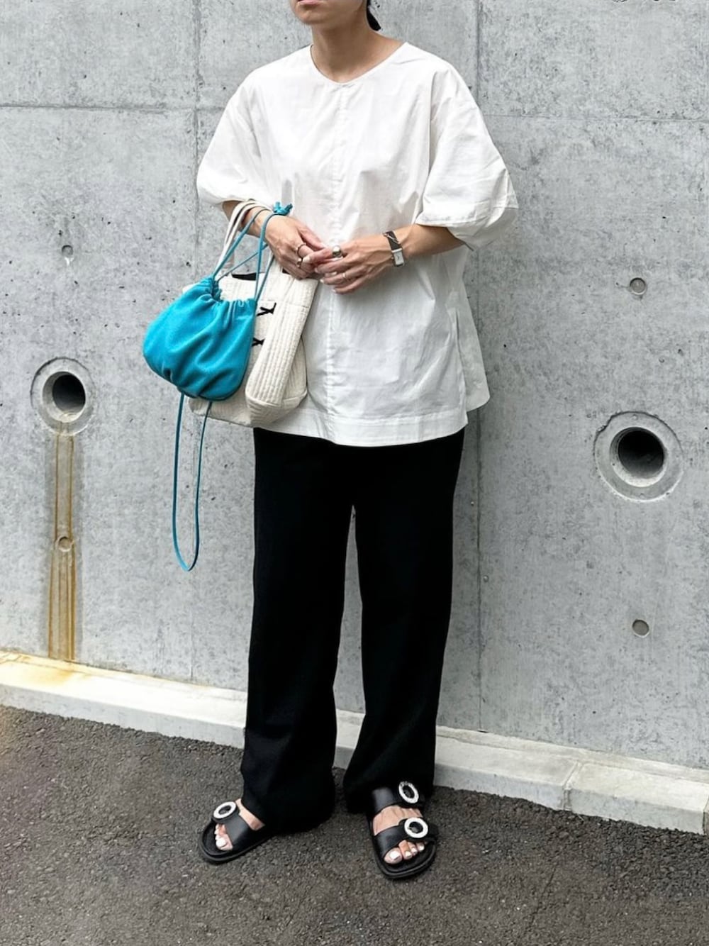 「evernavy、エバーネイビー、ブラウス、ブラウスコーデ、キレイめカジュアル、夏コーデ、オトナカジュアル、夏服、大人女子、ママコーデ、ママファッション、キレイめ、パンツスタイル」｜「UNIQLOのアイテム（パンツ、ブラック系）」を使った、mikaさん（レディース・157cm）の夏コーディネートの1枚目の写真
