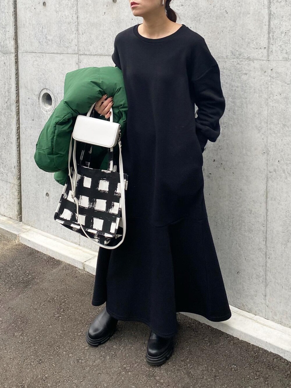 「JUNOAH、マーメイドワンピース、ワンピース、ラクチンコーデ、ミニバッグ、トートバッグ、aeyon、plachic、チェルシーブーツ、SHOO-LA-RUE、GU、ダウンジャケット、カジュアルコーデ、きれいめカジュアル」｜「plachicのアイテム（トートバッグ、ブラック系）」を使った、mikaさん（レディース・157cm）の冬コーディネートの1枚目の写真