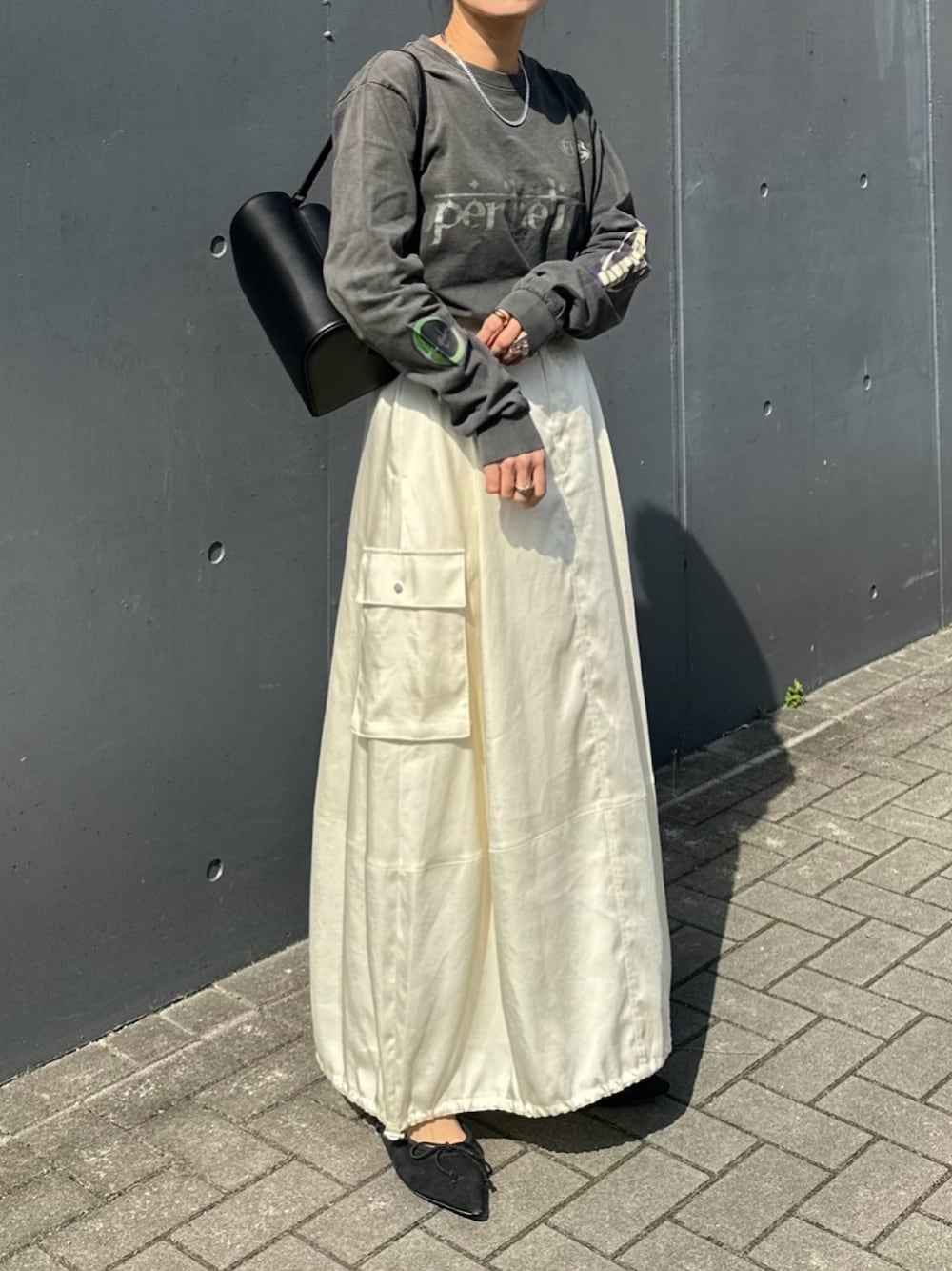 「le elmi、ルエルミ、ロンT、グラフィックＴ、春服、大人女子、カジュアルコーデ、大人カジュアル、サテンスカート、はるコーデ、レディースファッション、ママコーデ、スカートスタイル、スカートコーデ、モノトーン」｜「ADAM ET ROPE'の【サステナブル】サテンバルーンカーゴスカート（スカート、ホワイト系）」を使った、mikaさん（レディース・157cm）の春コーディネートの1枚目の写真