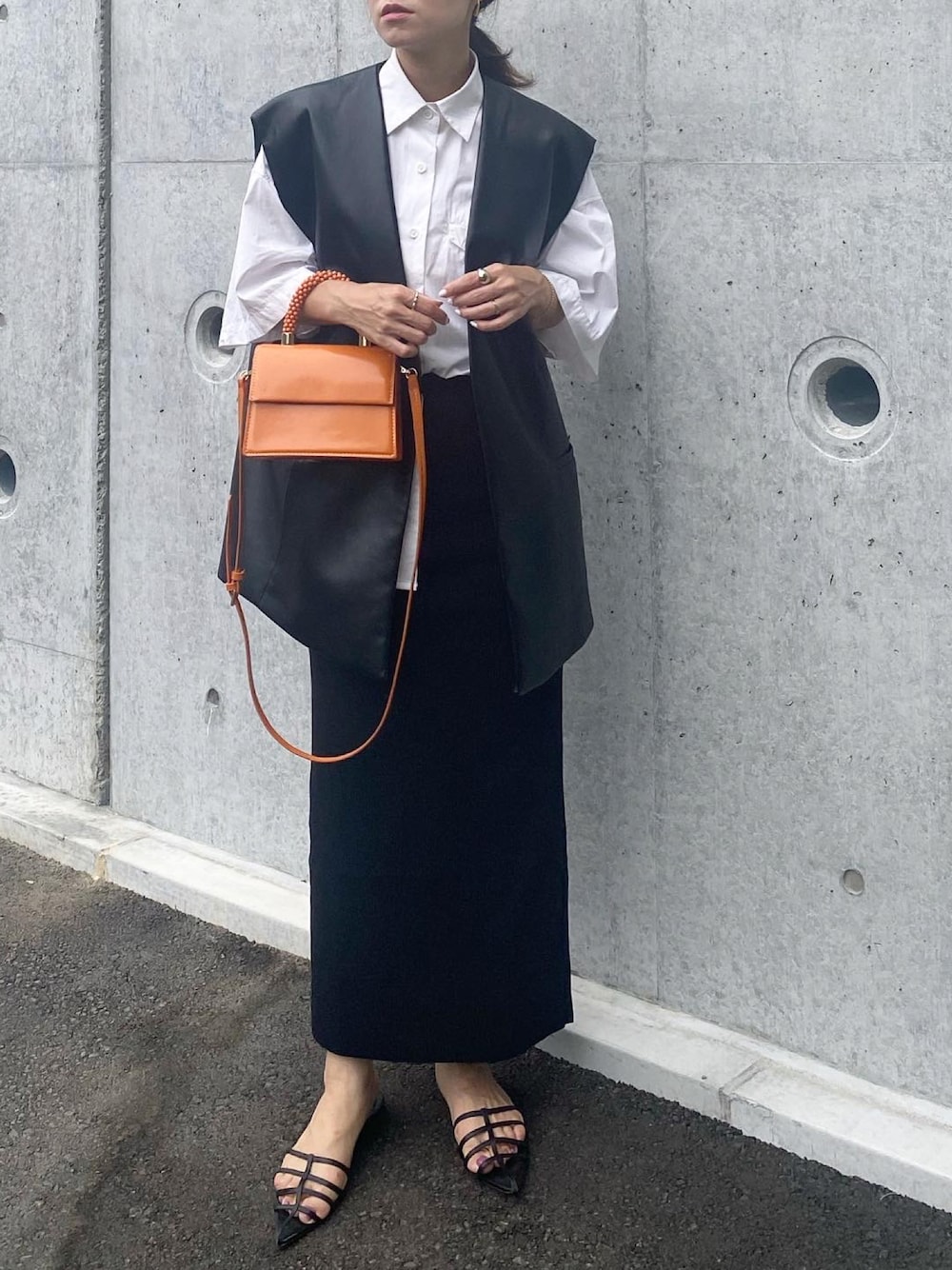 「リブタイトスカート、リブスカート、and Me、アンドミー、セルフカットスカート、タイトスカート、レザーベスト、ジレ、ジレスタイル、ZARA、HEWN、白シャツ、ママコーデ、きれいめカジュアル、オトナカジュアル」｜「ZARAのアイテム（バッグ、オレンジ系）」を使った、mikaさん（レディース・157cm）の夏コーディネートの1枚目の写真