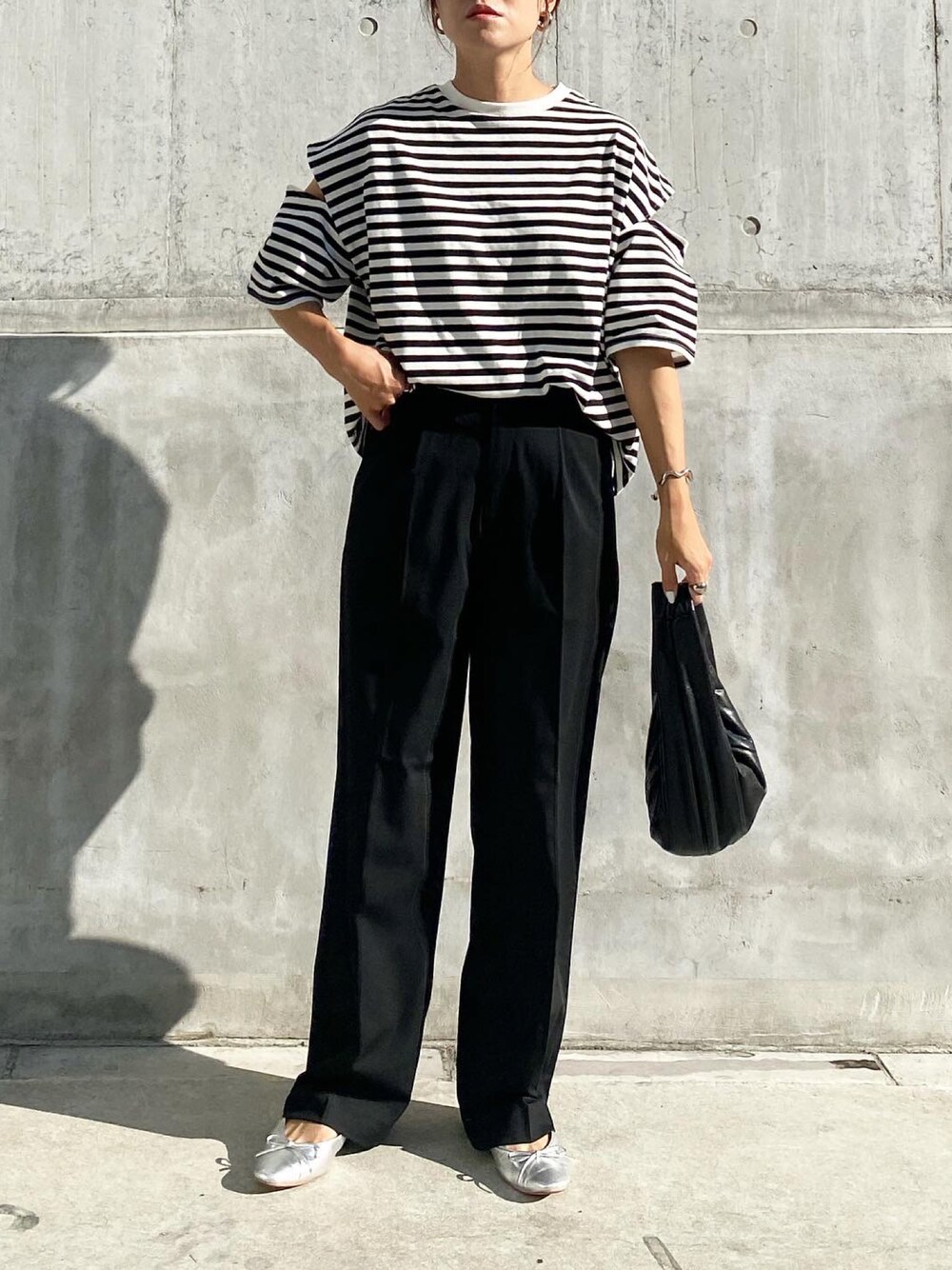 「moment+、momentplus、モーメントプラス、ボーダー、ボーダートップス、ボーダーTシャツ、カットアウト、Tシャツ、UNIQLO、タックワイドパンツ、ZARA、バレエシューズ、モノトーン、きれいめカジュアル、オトナカジュアル」｜「UNIQLOのアイテム（パンツ、ブラック系）」を使った、mikaさん（レディース・157cm）の秋コーディネートの1枚目の写真