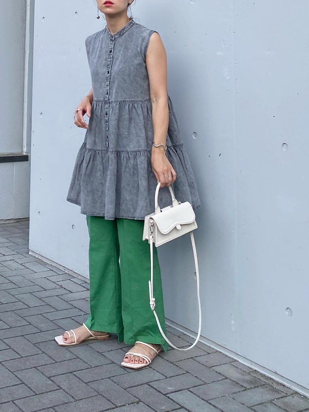 グレー系のワンピース、ホワイト系のバッグ、グリーン系のその他パンツを着用したレディースの夏コーディネートの1枚目の写真