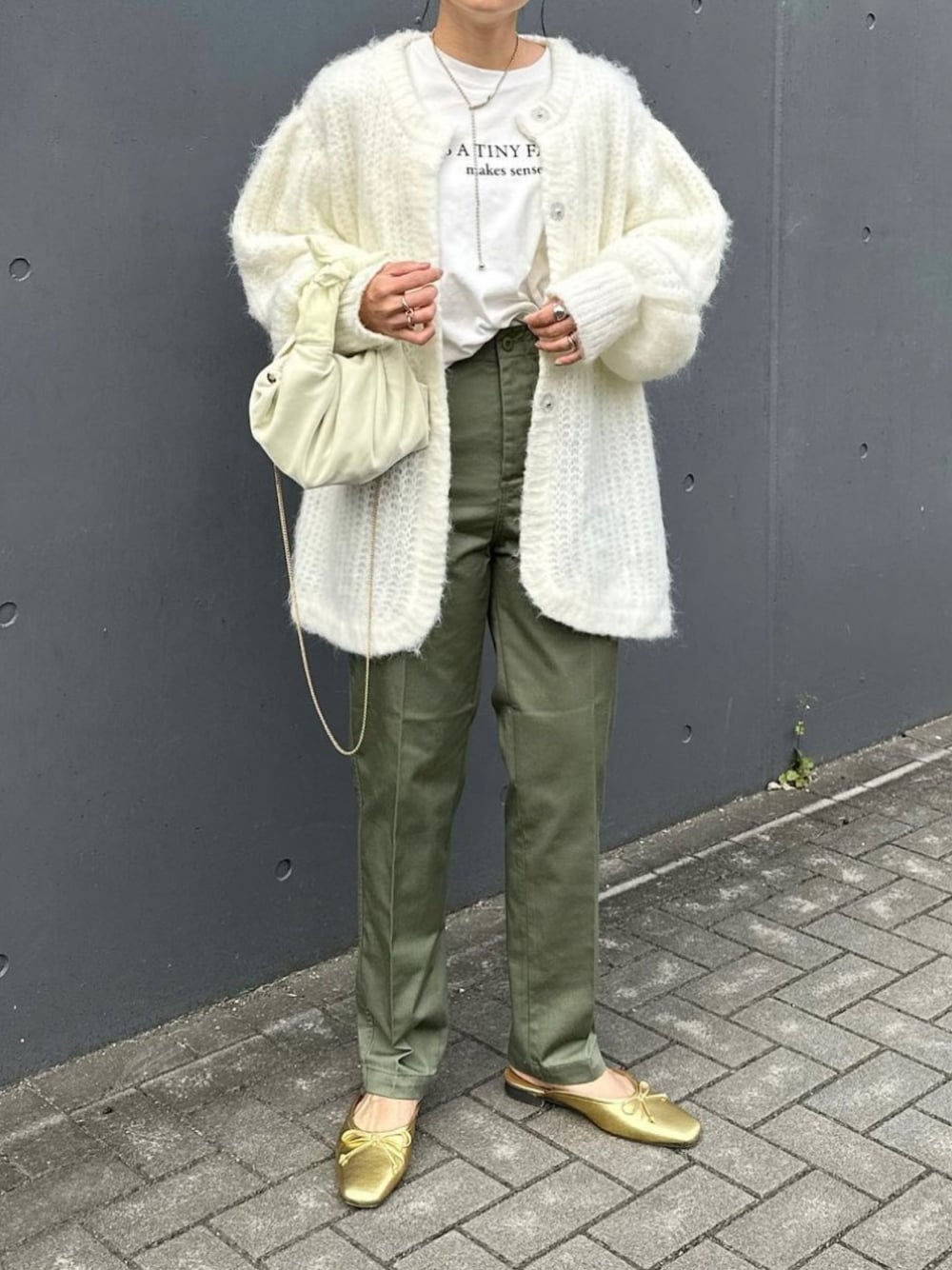 「ANGIE VINTAGE、Angie、ANGIE、ベイカーパンツ、ハイウエストパンツ、シャギーニット、bab、PAPYRUS、パンツスタイル、きれいめカジュアル、オトナカジュアル、大人カジュアル、ファッションを楽しもう、ママコーデ、ママファッション」｜「Babのモヘヤライクシャギーカーディガン（カーディガン/ボレロ、ホワイト系）」を使った、mikaさん（レディース・157cm）の秋コーディネートの1枚目の写真