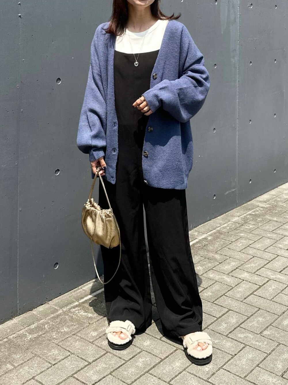 「ANGIE VINTAGE、ANGIE、angie_ootd、angie_vintage、カーディガン、カーディガンコーデ、オーバーサイズ、オーバーサイズニット、サロペット、evernavy、HEWN、ファーサンダル、巾着バッグ、オトナカジュアル、きれいめカジュアル」｜「ANGIEの【2023AW】オーバーサイズVネックニットカーディガン（カーディガン/ボレロ、ブルー系）」を使った、mikaさん（レディース・157cm）の夏コーディネートの1枚目の写真