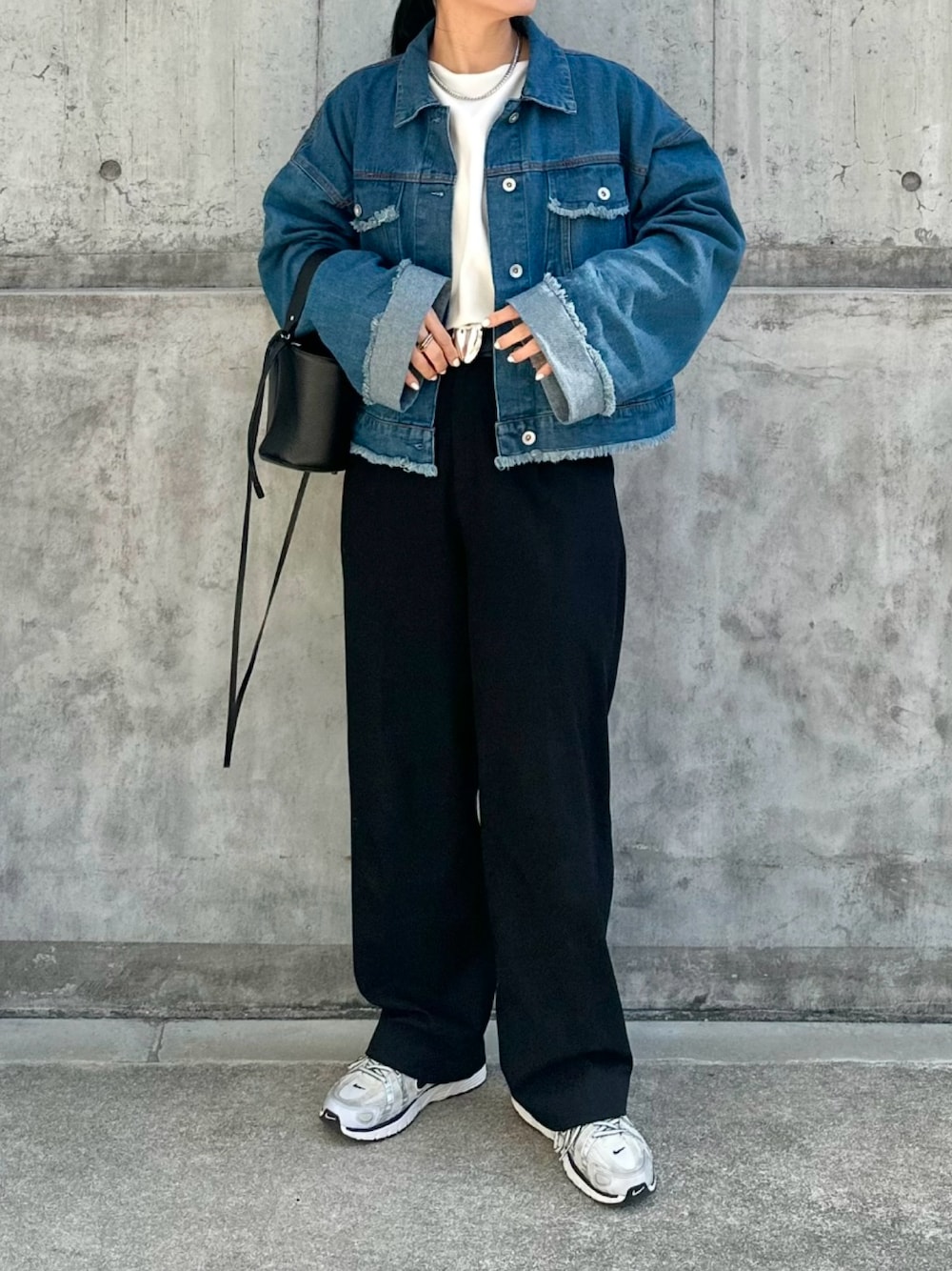 「le elmi、ルエルミ、デニムジャケット、春コーデ、春アウター、デニジャケ、春服コーデ、オトナカジュアル、大人ファッション、ママコーデ、シンプルコーデ、パンツコーデ、春、デニムコーデ、春服」｜「UNIQLOのアイテム（パンツ、ブラック系）」を使った、mikaさん（レディース・157cm）の冬コーディネートの1枚目の写真