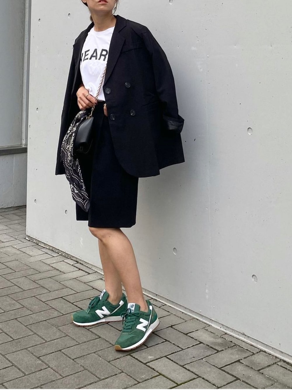 「テーラードジャケット、ジャケット、ジャケットスタイル、セットアップ風、plachic、ZARA、バミューダパンツ、ZANCHETTI、manipuri、スカーフ、スニーカー、グリーン、New Balance、オトナカジュアル、きれいめカジュアル」｜「plachicのアイテム（テーラードジャケット、ホワイト系）」を使った、mikaさん（レディース・157cm）の秋コーディネートの1枚目の写真