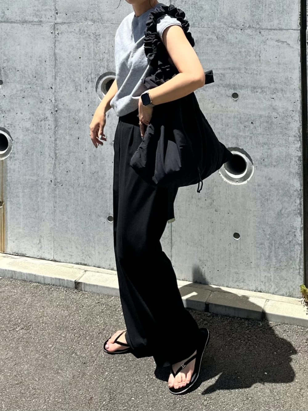 「somlu.、夏ルックで気分アップ、巾着バッグ、フリルショルダーバッグ、モノトーン、夏コーデ、夏服コーデ、大人カジュアルコーデ、オトナ女子、パンツコーデ、レディースファッション、ママコーデ、ベロアサンダル、Le Talon(Le Talon)」｜「LE TALONのベルベットトングサンダル（サンダル、ブラック系）」を使った、mikaさん（レディース・157cm）の夏コーディネートの1枚目の写真