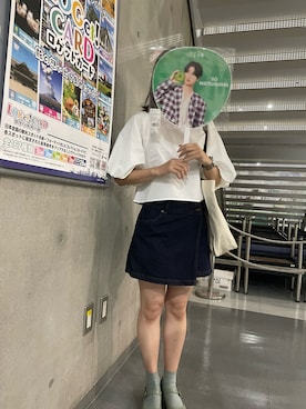 「アイテム（デニムスカート）」を使った、杏沙乃さん（レディース・155cm）の秋コーディネート