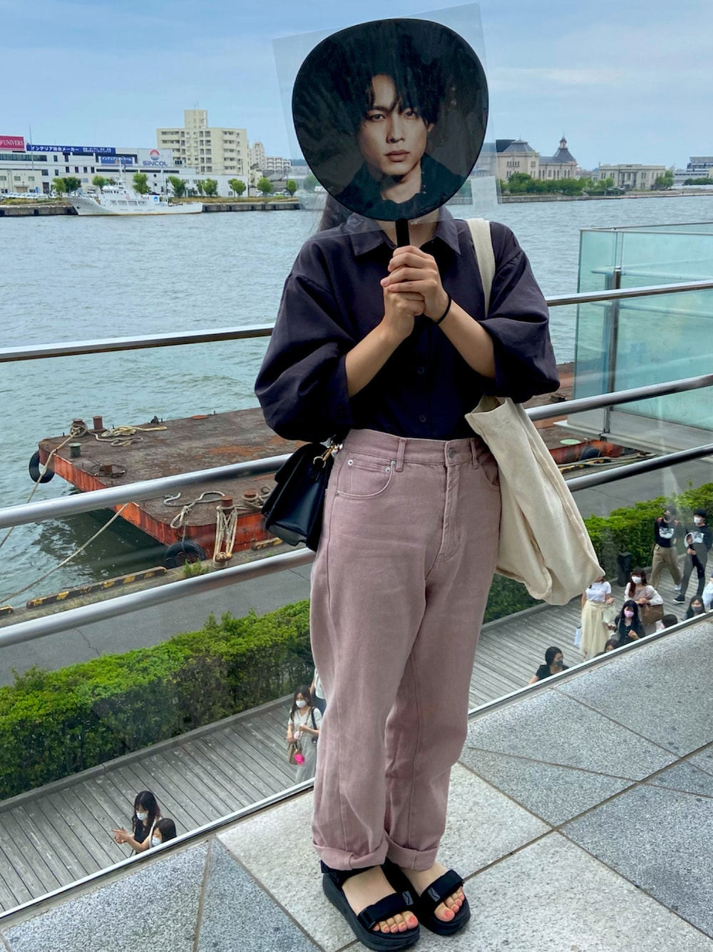 「パンツコーデ、参戦服、SixTONES、on eST、メンバーカラー、朱鷺メッセ　新潟コンベンションセンター」｜「RAY CASSINのスパンブロード7分袖ボリュームシャツ（シャツ/ブラウス、ブラック系）」を使った、杏沙乃さん（レディース・154cm）の夏コーディネートの1枚目の写真