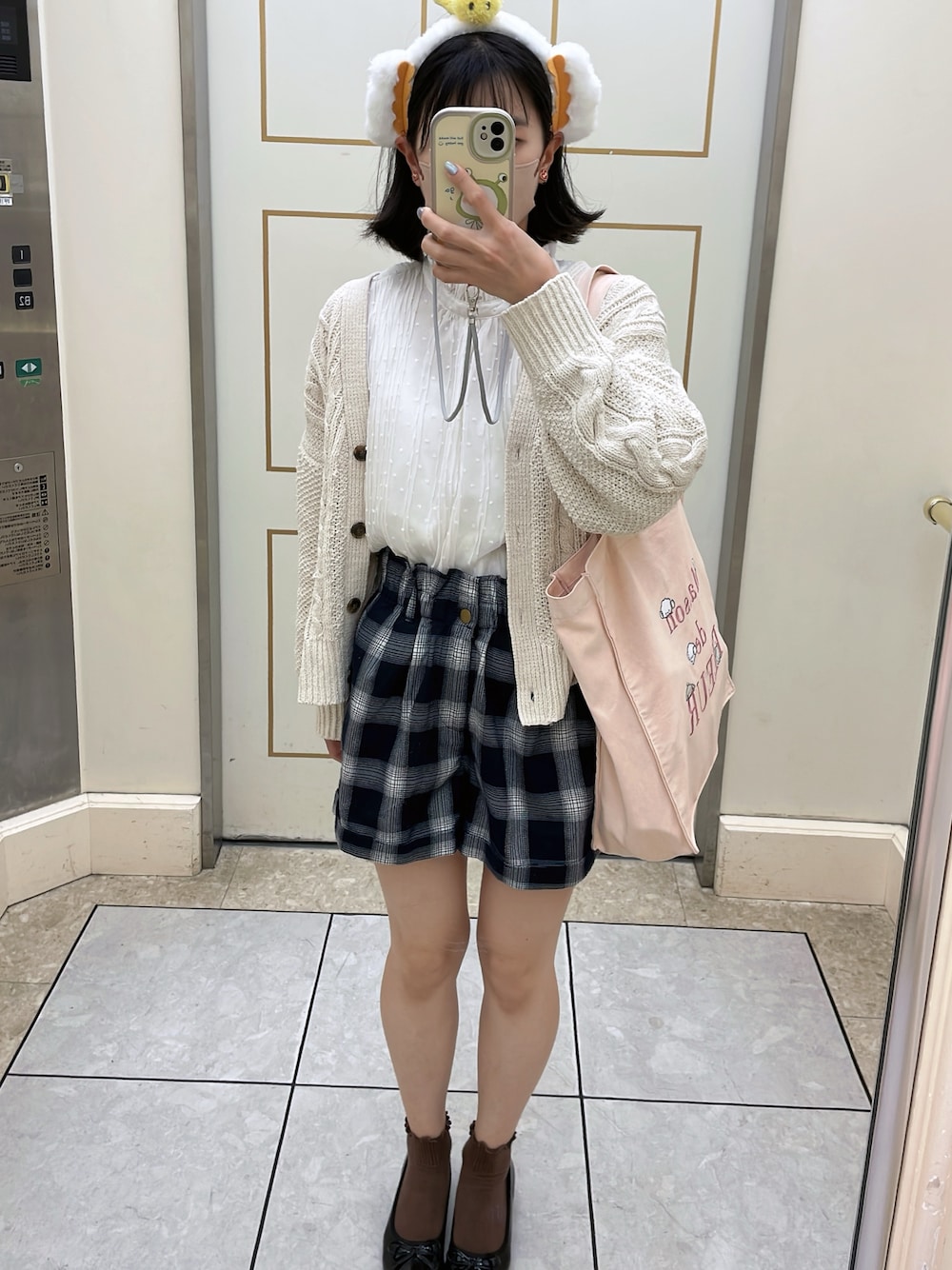 「サンリオピューロランド、こぎみゅん」｜「OLIVE des OLIVEのアイテム（シャツ/ブラウス、ホワイト系）」を使った、杏沙乃さん（レディース・155cm）の冬コーディネートの1枚目の写真
