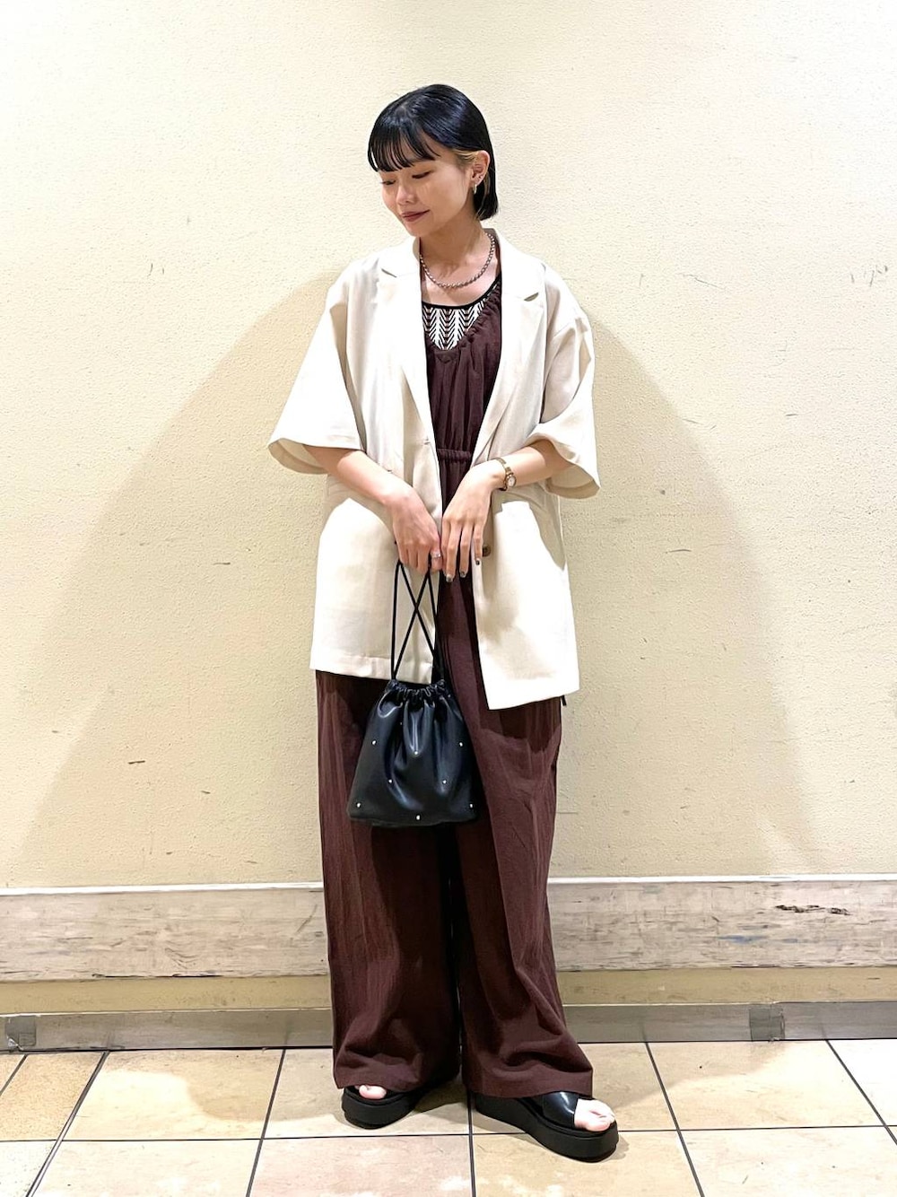 「ローリーズスタイル_LOWRYS FARM、LOWRYS FARM、大人女子カジュアル_LOWRYS FARM、大人カジュアル、きれいめカジュアル、休日コーデ、モテ、夏コーデ、秋コーデ、ジャケット、タンクトップ、サンダル、デート/ロマンティック、デートコーデ、女子会」｜「LOWRYS FARMのオールインワン  107994（サロペット/オーバーオール、ブラウン系）」を使った、saeさん（レディース・155cm）の夏コーディネートの1枚目の写真
