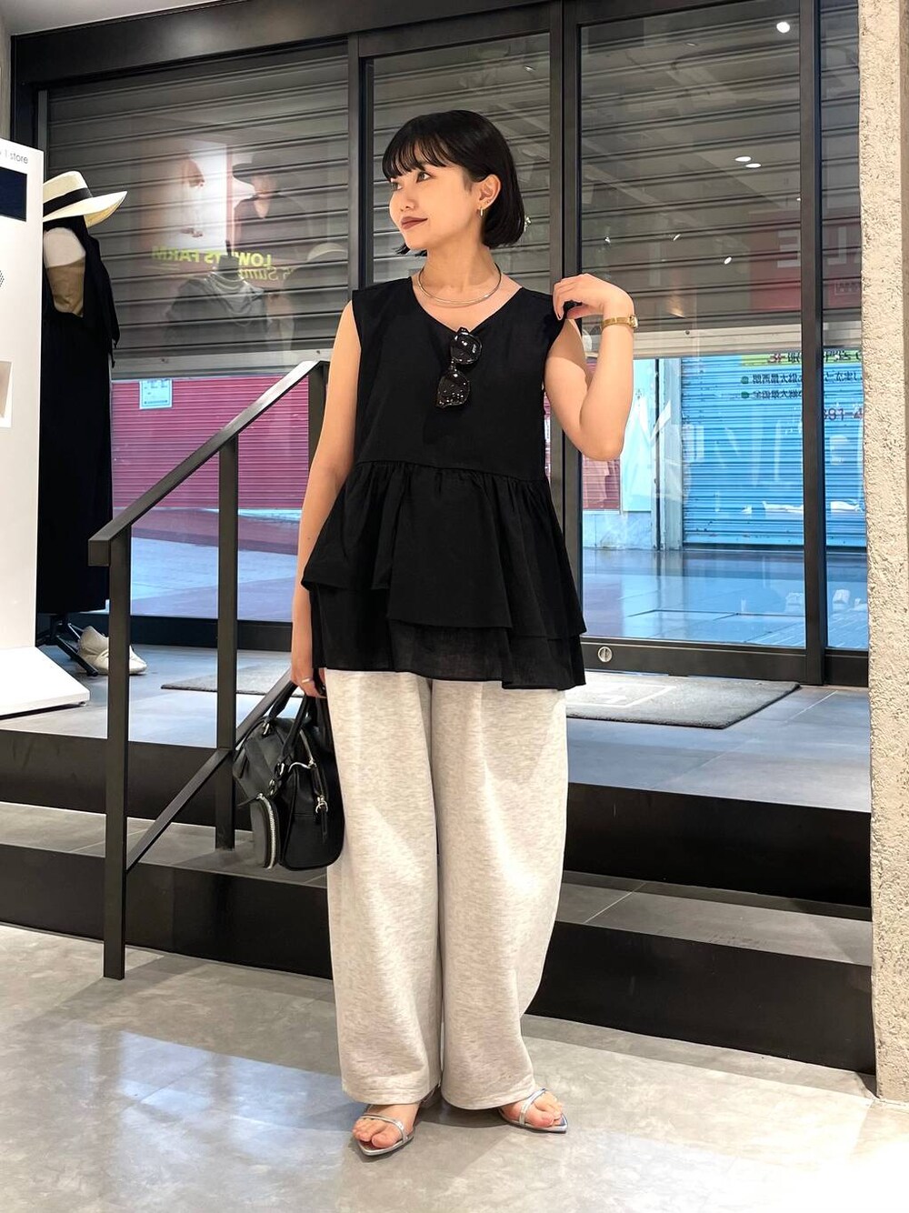 「LOWRYS FARM、大人カジュアル、きれいめカジュアル、ベスト、デート/ロマンティック、デートコーデ、サングラス、シンプルコーデ、サンダル、シンプル、低身長、きれいめ、カジュアル、休日コーデ、夏コーデ」｜「LOWRYS FARMのステンレスフープチョーカー 127295（チョーカー、シルバー系）」を使った、saeさん（レディース・155cm）の夏コーディネートの1枚目の写真