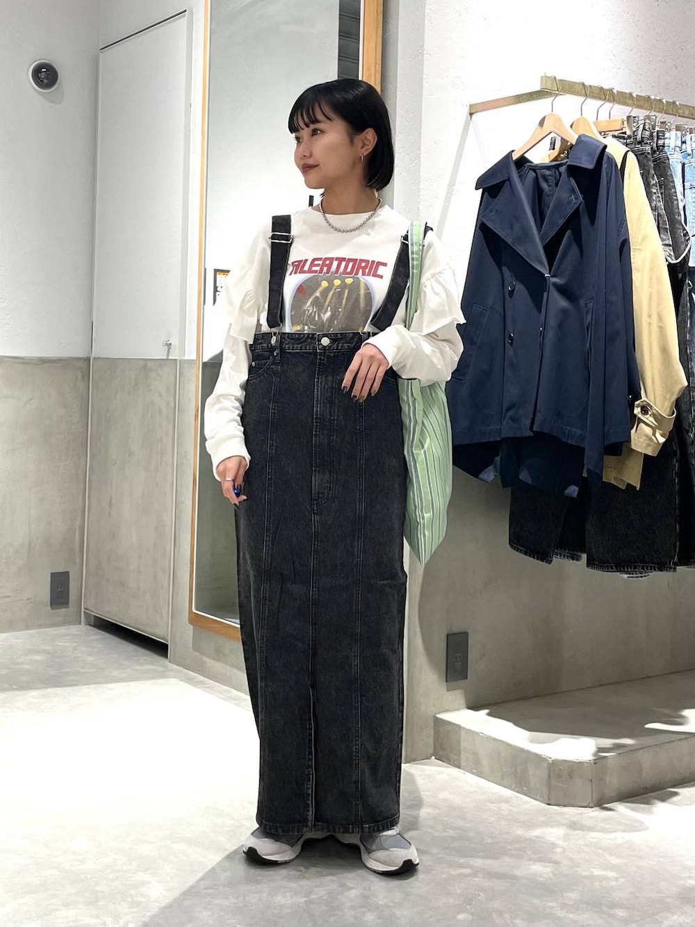 「低身長、きれいめ、カジュアル、休日コーデ、冬コーデ、女子会、ローリーズスタイル_LOWRYS FARM、大人女子カジュアル_LOWRYS FARM、女子ウケ、モテ、LOWRYS FARM、大人カジュアル、きれいめカジュアル、ラフ、ロンT」｜「LOWRYS FARMのＣＯＮＥ／ジャンスカ　 131367（ジャンパースカート、ブラック系）」を使った、saeさん（レディース・155cm）の春コーディネートの1枚目の写真