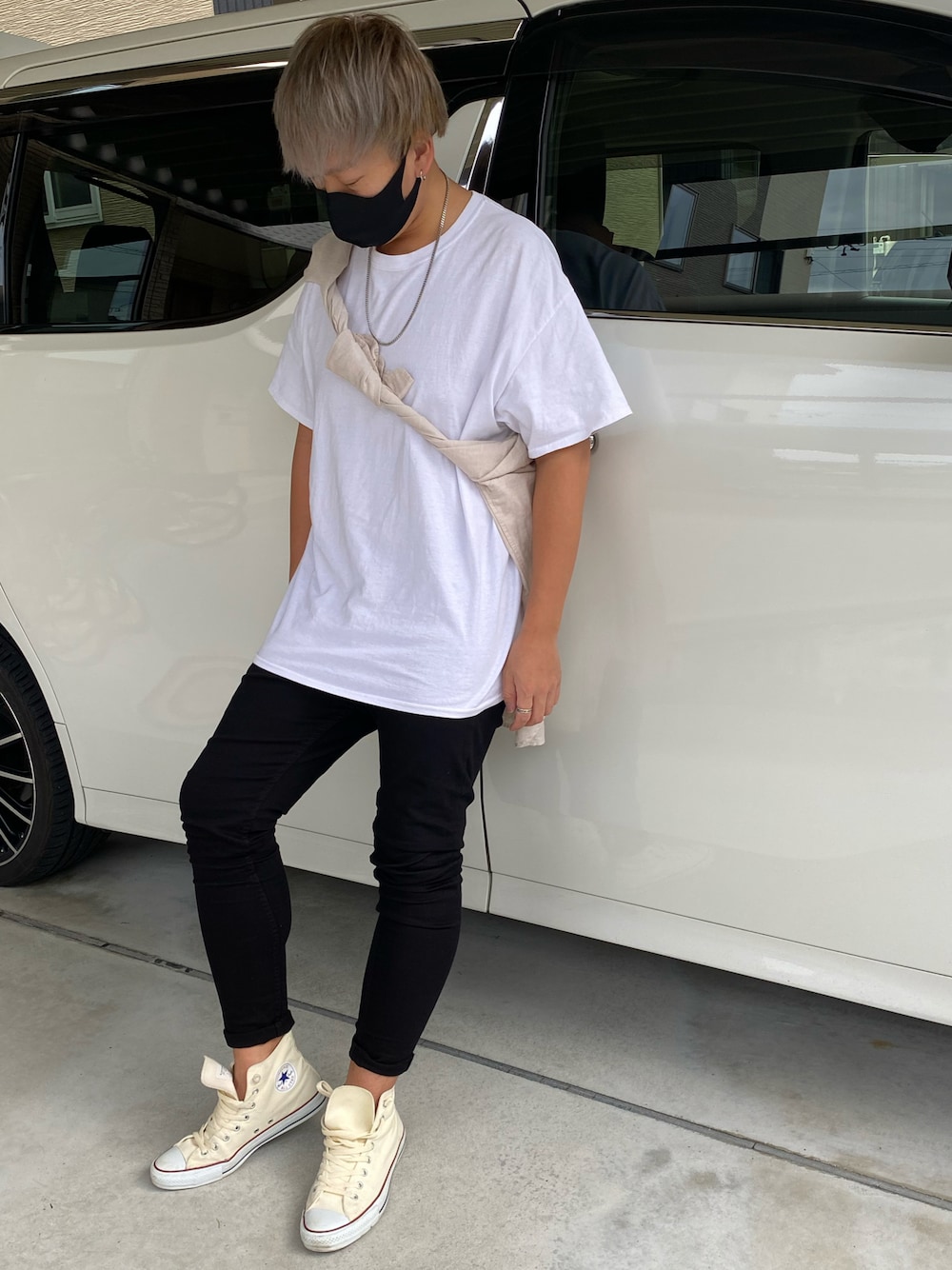 「ビックシルエット、秋のコーデ、黒スキニー、コンバース、おしゃれさんと繋がりたい、白Tシャツ、リネン、たすき掛け、夏だ！Tシャツ着よう！、カジュアル」｜「CONVERSEのconverse(コンバース) ALL STAR HI(オールスターHI)（スニーカー、ホワイト系）」を使った、X.Hiideさん（メンズ・178cm）の夏コーディネートの1枚目の写真