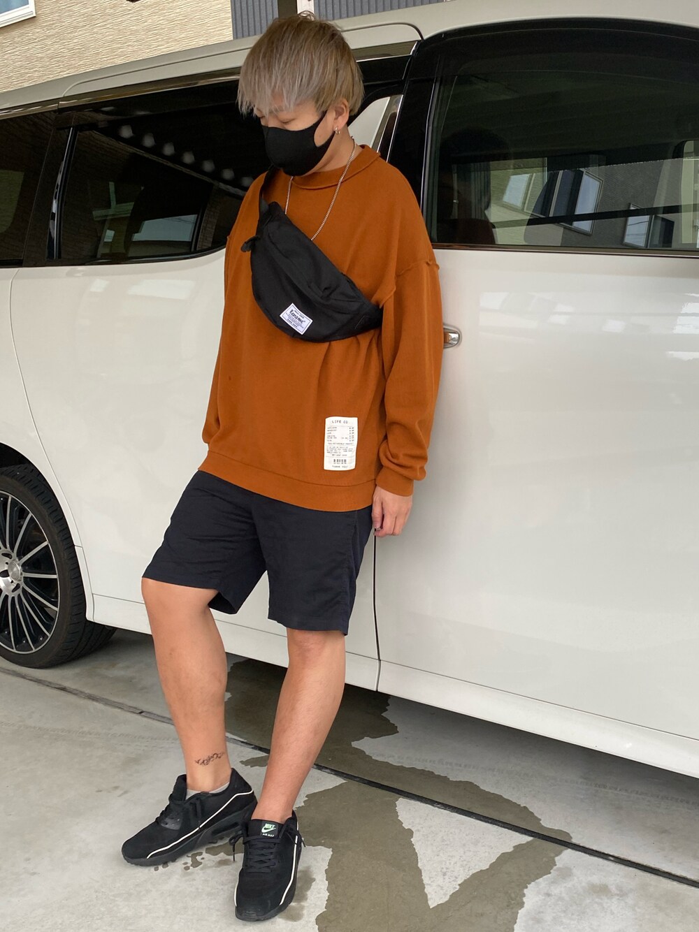 「ニット、ゆるコーデ、ハーフパンツ、ボディバッグ、NIKE、通勤コーデ、シンプル、秋のコーデ、秋服準備はじめました、スニーカー」｜「NIKEのNIKE AIR MAX 90 ULTRA 2.0 ESSENTIAL (BLACK/BLACK-MINT FOAM) 【SP】（スニーカー、ブラック系）」を使った、X.Hiideさん（メンズ・178cm）の秋コーディネートの1枚目の写真