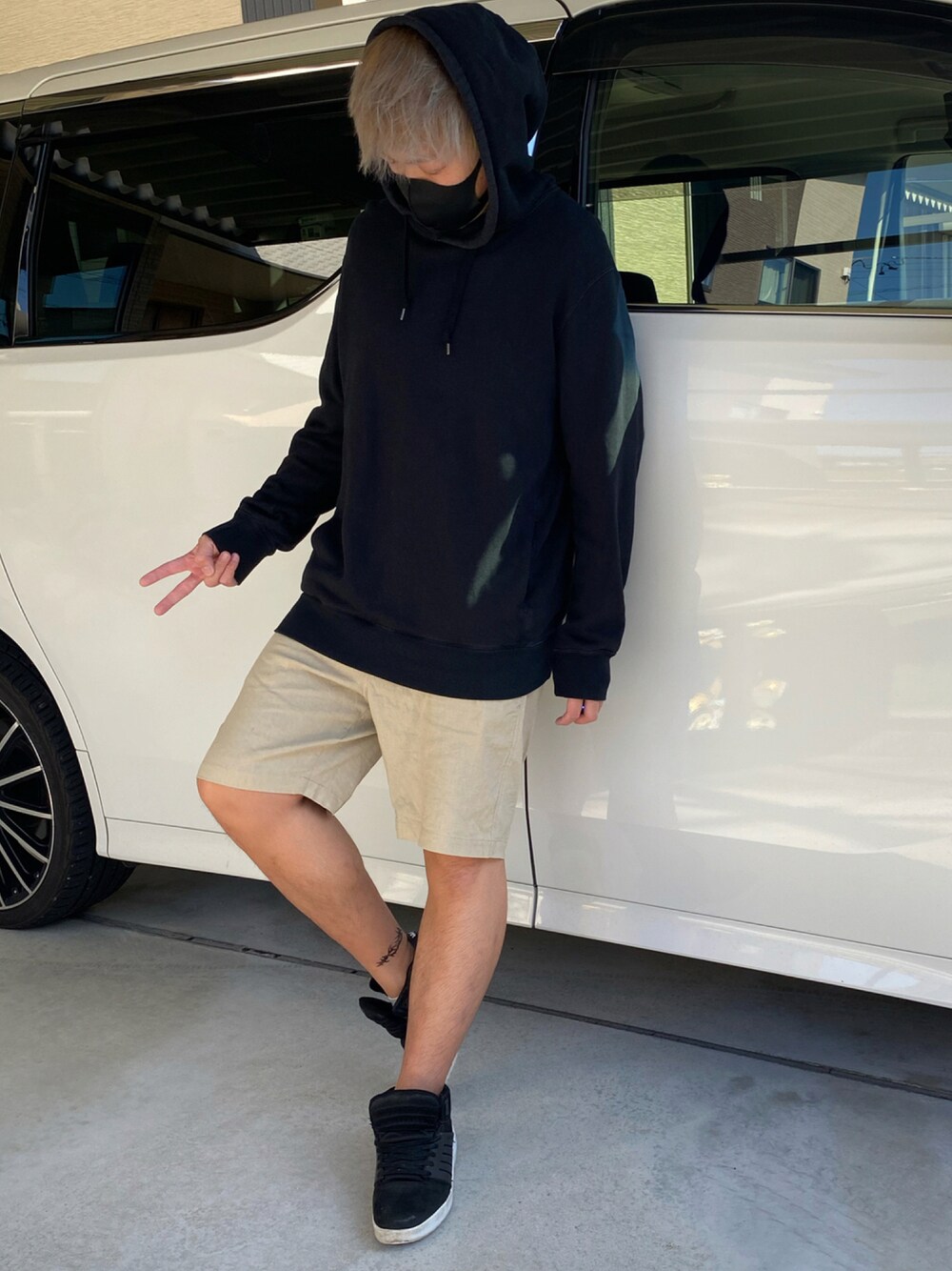 ブラック系のスニーカー、ブラウン系のその他パンツ、ブラック系のTシャツ/カットソーを着用したメンズの秋コーディネートの1枚目の写真