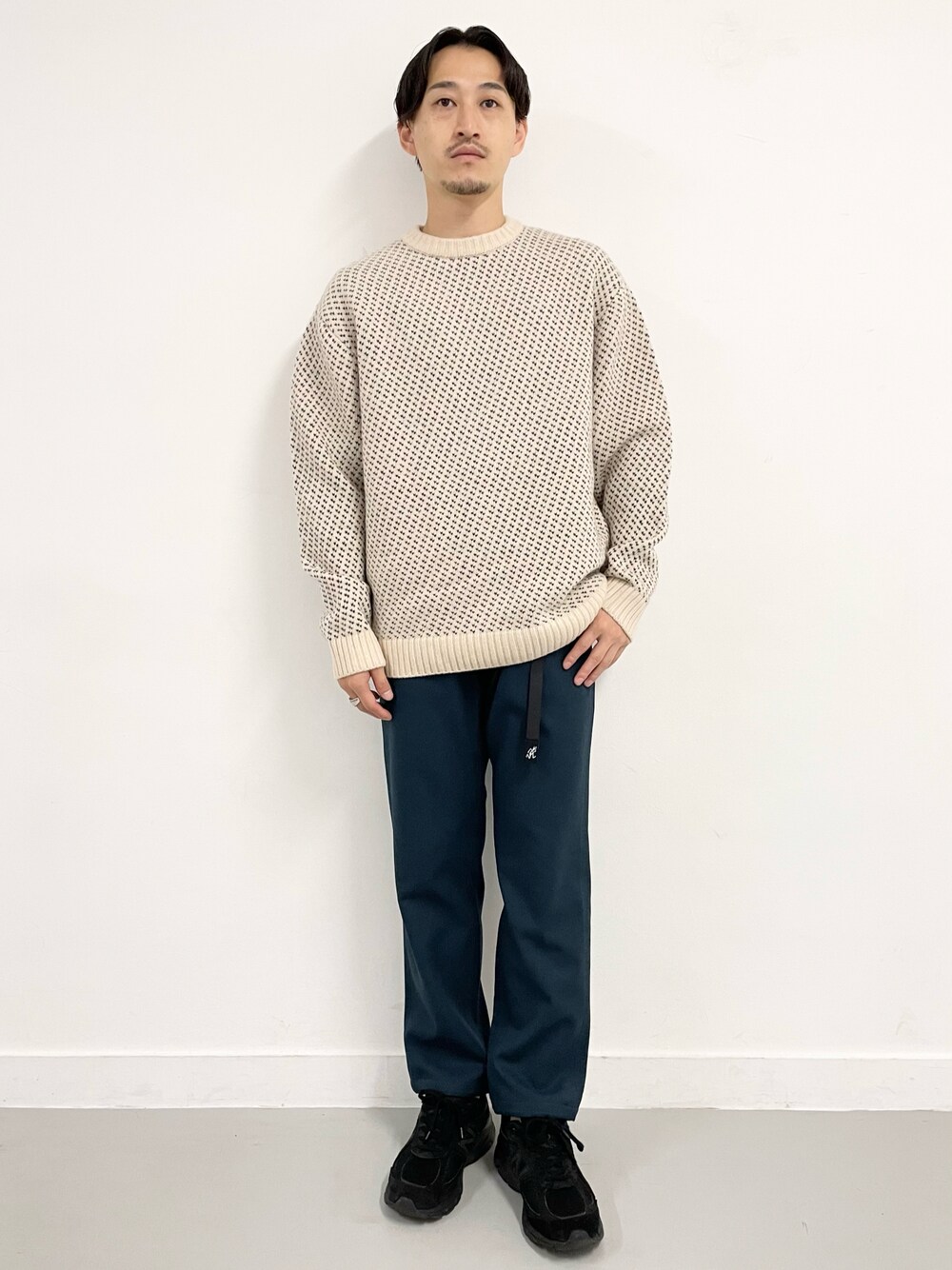 「オーバーサイズ、カジュアルコーデ、メンズファッション、秋服コーデ、低身長、WEARハロウィン2022、アーバンリサーチ、ニット、総柄、バーズアイ、ニットスタイル、ホワイト、ブルー、シンプルコーデ、グラミチ」｜「Gramicciの『別注』GRAMICCI×DOORS　ウールライクトラウザー（その他パンツ、ブルー系）」を使った、ROSSO MENさん（メンズ・170cm）の秋コーディネートの1枚目の写真