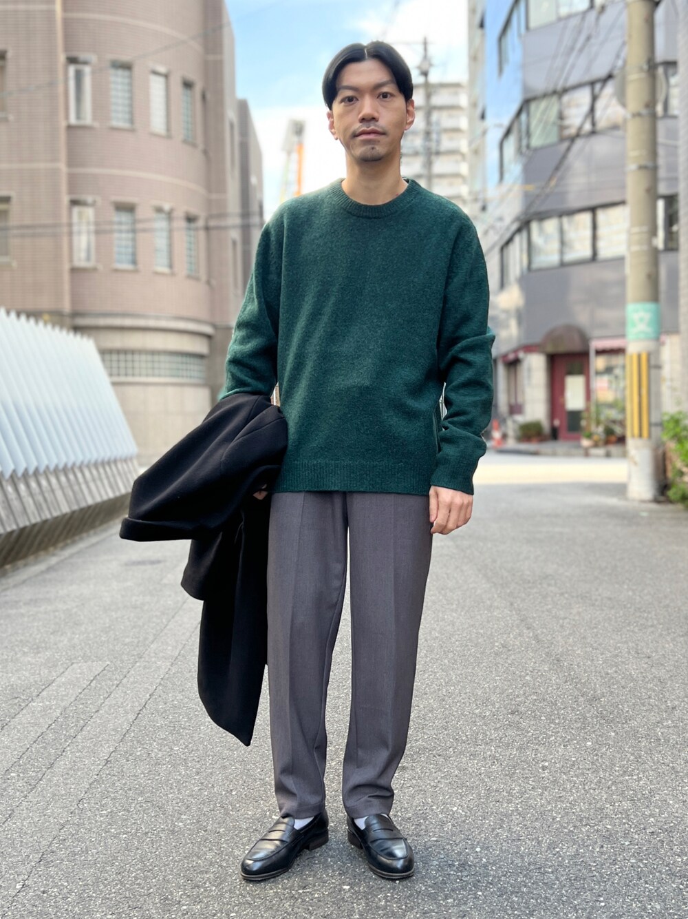 「冬コーデ、クリスマスに着たい服、グリーン、urban research rosso men、URBAN RESEARCH、アーバンリサーチ、きれいめカジュアル、ローファー、スラックス」｜「URBAN RESEARCH ROSSO MENの『XLサイズあり』『一部WEB限定カラー』シェットランドクルーネックニット（ニット/セーター、グリーン系）」を使った、ROSSO MENさん（メンズ・172cm）の冬コーディネートの1枚目の写真