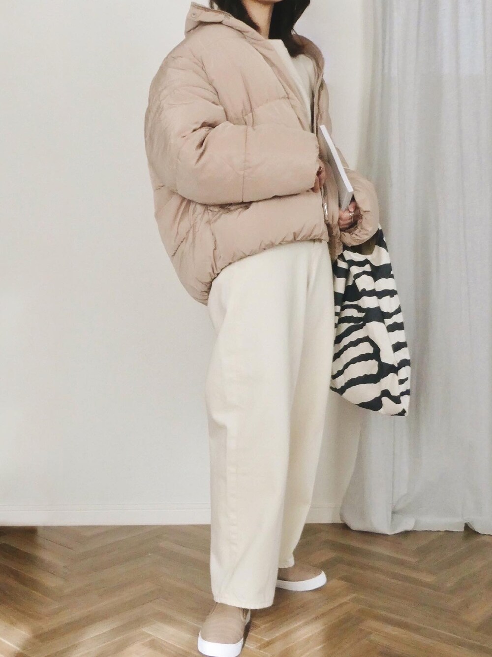 ベージュ系のダウンジャケット/コート、その他のトートバッグ、ベージュ系のスリッポンを着用したレディースの冬コーディネートの1枚目の写真