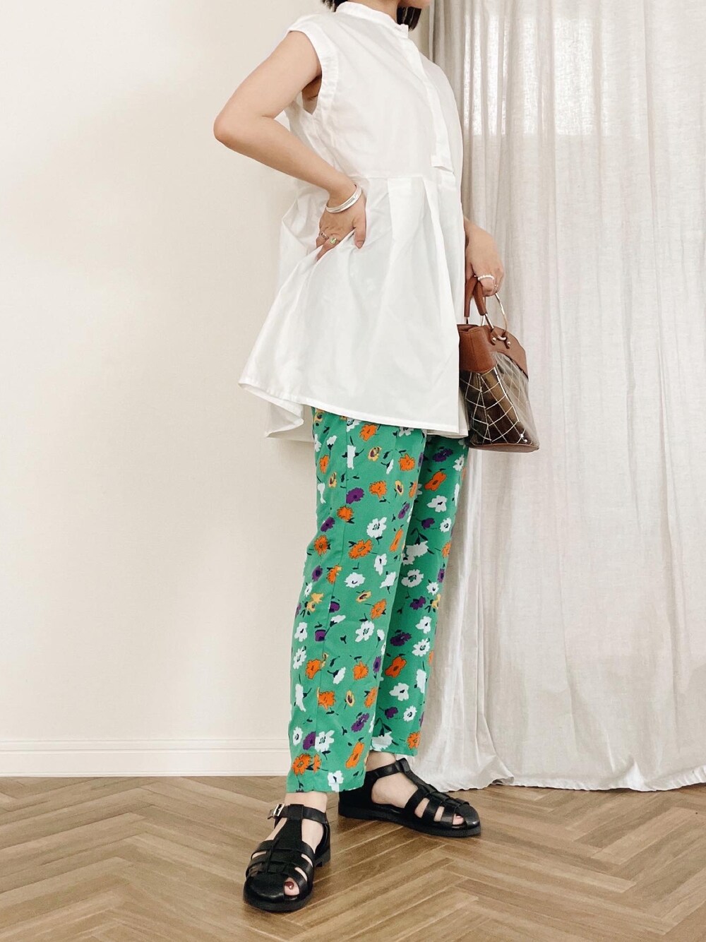 グリーン系のその他パンツを着用したレディースの夏コーディネートの1枚目の写真