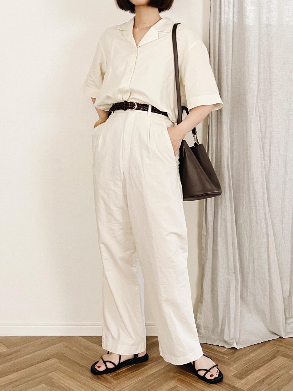 ブラウン系のトートバッグを着用したレディースの夏コーディネートの1枚目の写真