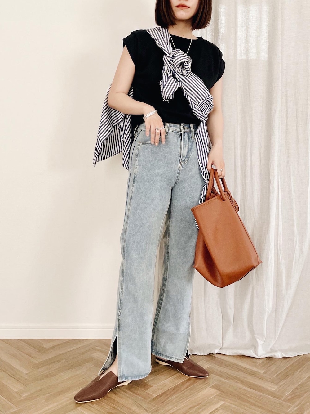 ブルー系のデニムパンツ、ブラック系のTシャツ/カットソーを着用したレディースの夏コーディネートの1枚目の写真