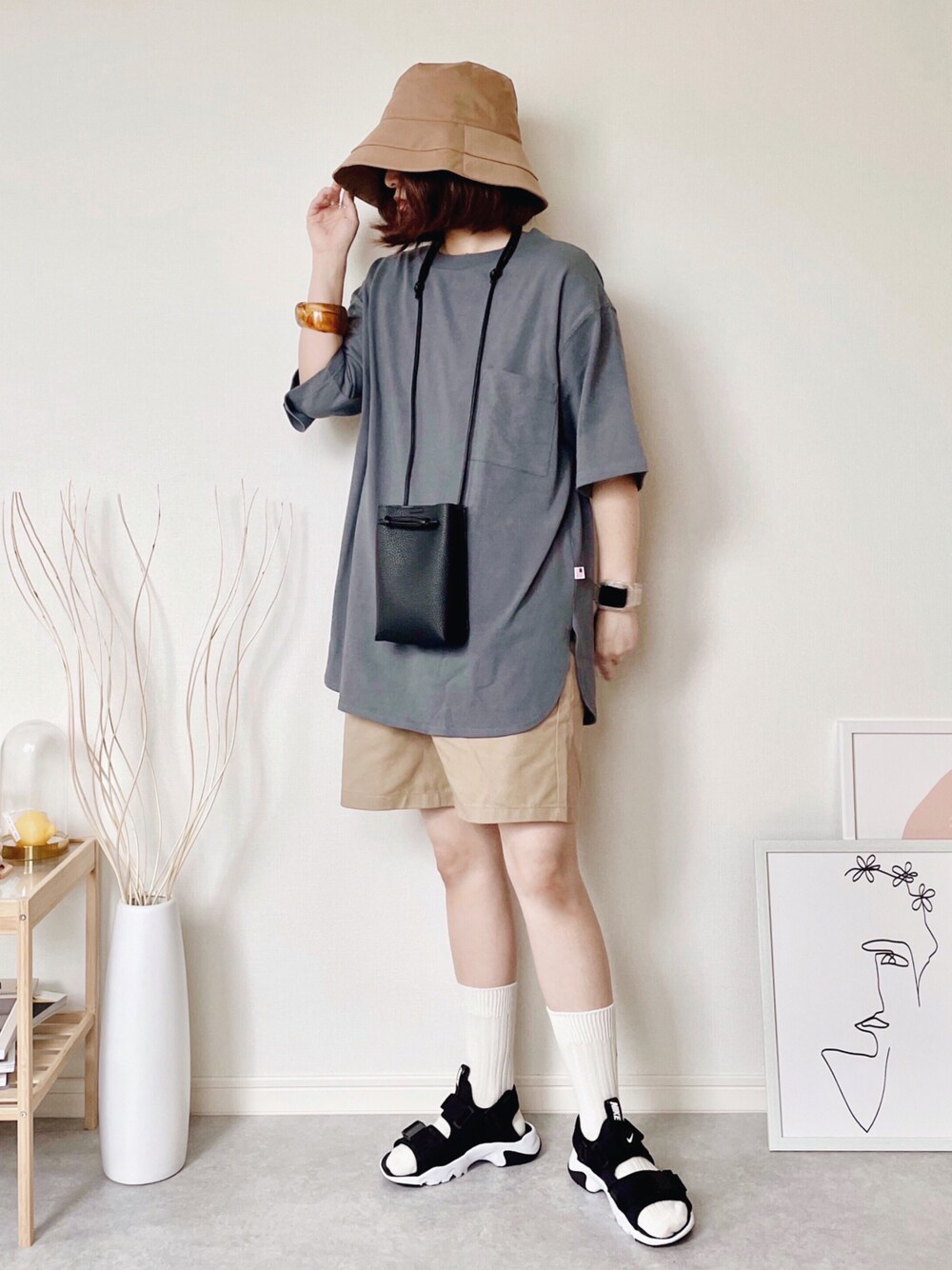ブルー系のTシャツ/カットソー、ブラック系のサンダルを着用したレディースの夏コーディネートの1枚目の写真