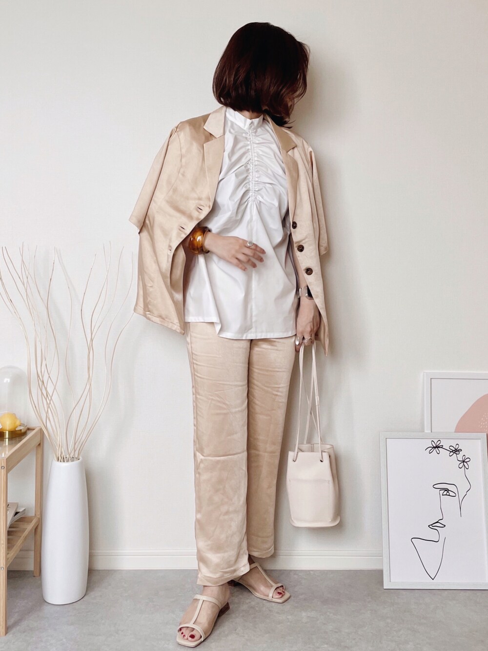 ベージュ系のその他パンツ、ホワイト系のシャツ/ブラウス、ベージュ系のその他アウターを着用したレディースの夏コーディネートの1枚目の写真