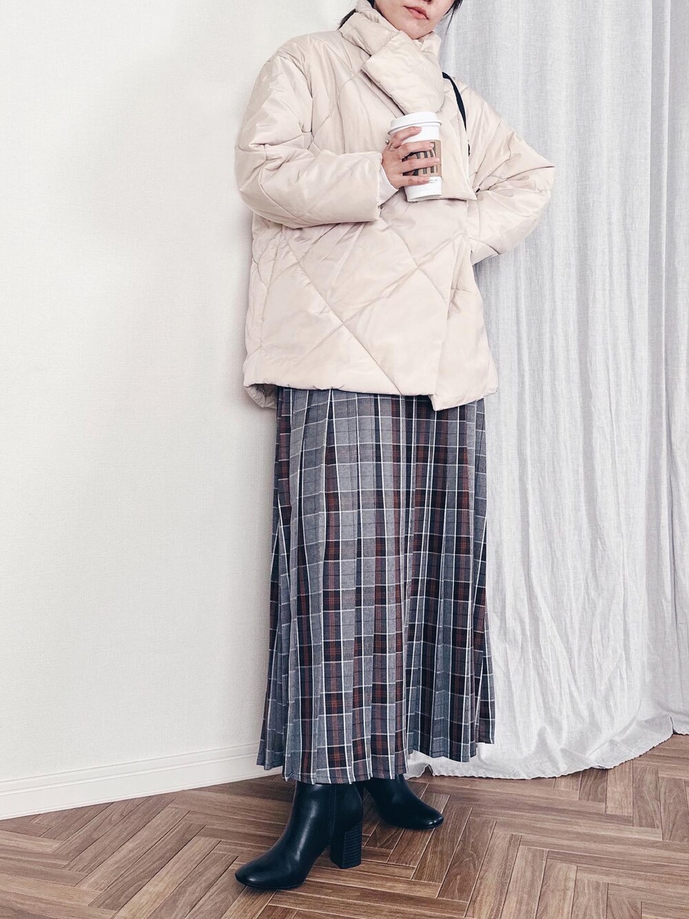 ホワイト系のダウンジャケット/コート、グレー系のスカートを着用したレディースの秋コーディネートの1枚目の写真