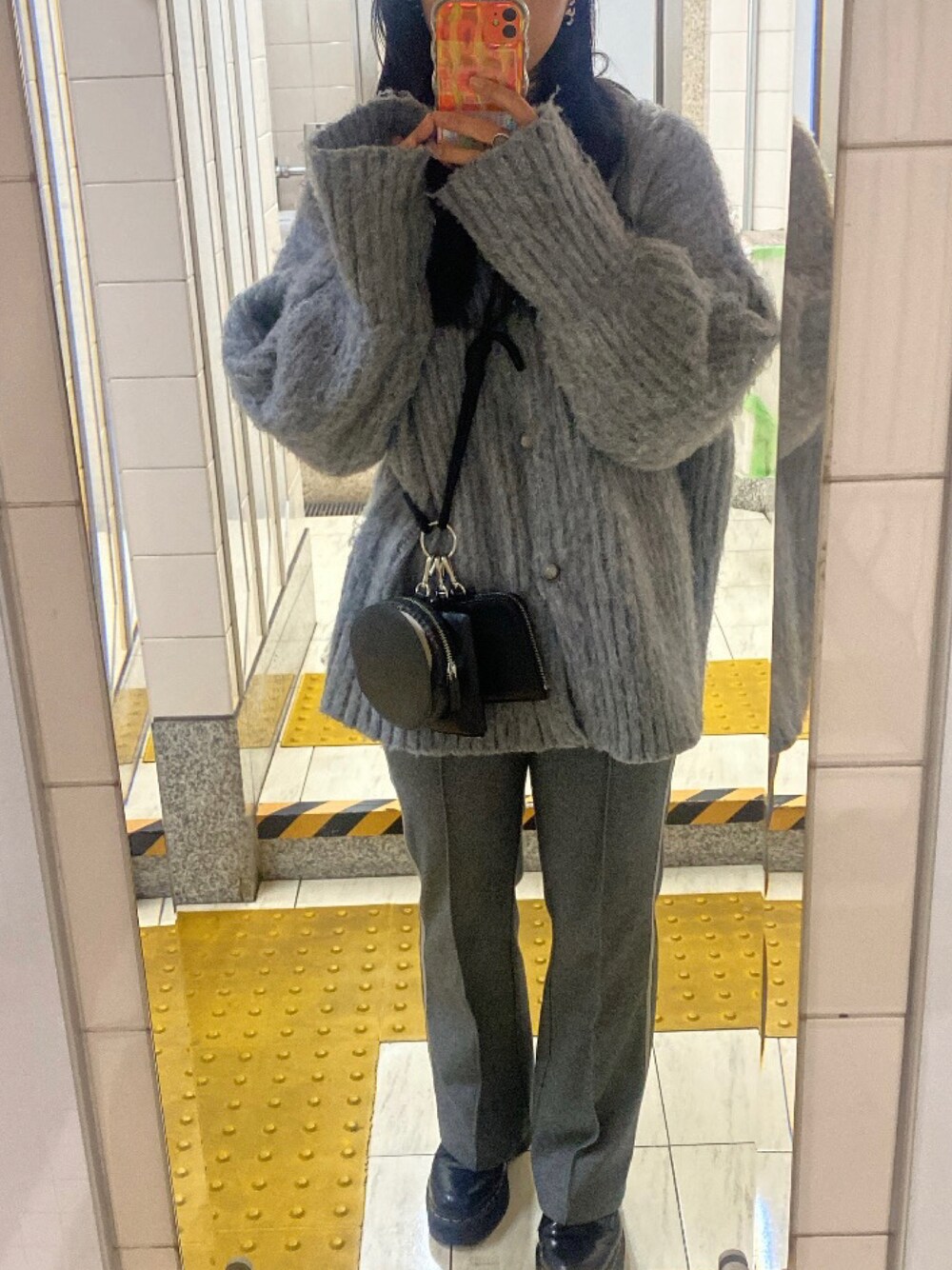 「冬、グレーコーデ、おしゃれさんと繋がりたい、ファッションを楽しもう、いいね、save、フォローお願いします🤑、theyon、マーチン、ラインパンツ、カーディガン、ショルダーバッグ、お洒落さんとつながりたい」｜「THE YOnの2WAYモヘアライクミックスシャギーニットカーディガン（カーディガン/ボレロ、グレー系）」を使った、emu.さん（レディース・161cm）の冬コーディネートの1枚目の写真
