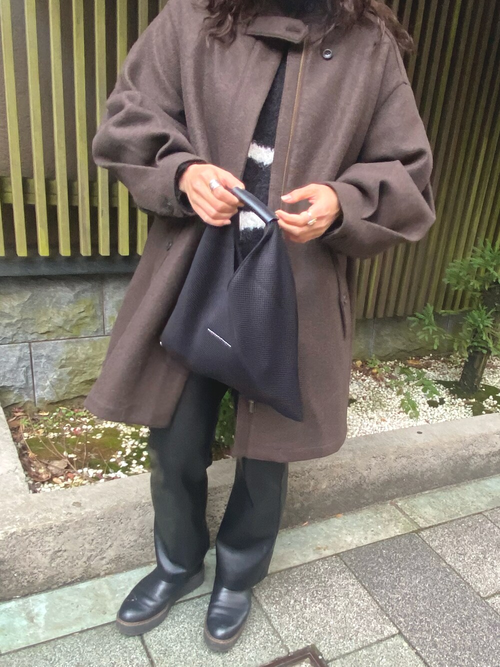 「カジュアルコーデ、オトナカジュアル、メゾンマルジェラ、MM6 Maison Martin Margiela、ビッグシルエット、お洒落さんとつながりたい、レザーパンツ、サイドゴアブーツ、ニット、冬アウター、コート、モード、未来のWEARISTAプロジェクト」｜「ZARAのアイテム（その他パンツ、ブラック系）」を使った、emu.さん（レディース・161cm）の冬コーディネートの1枚目の写真
