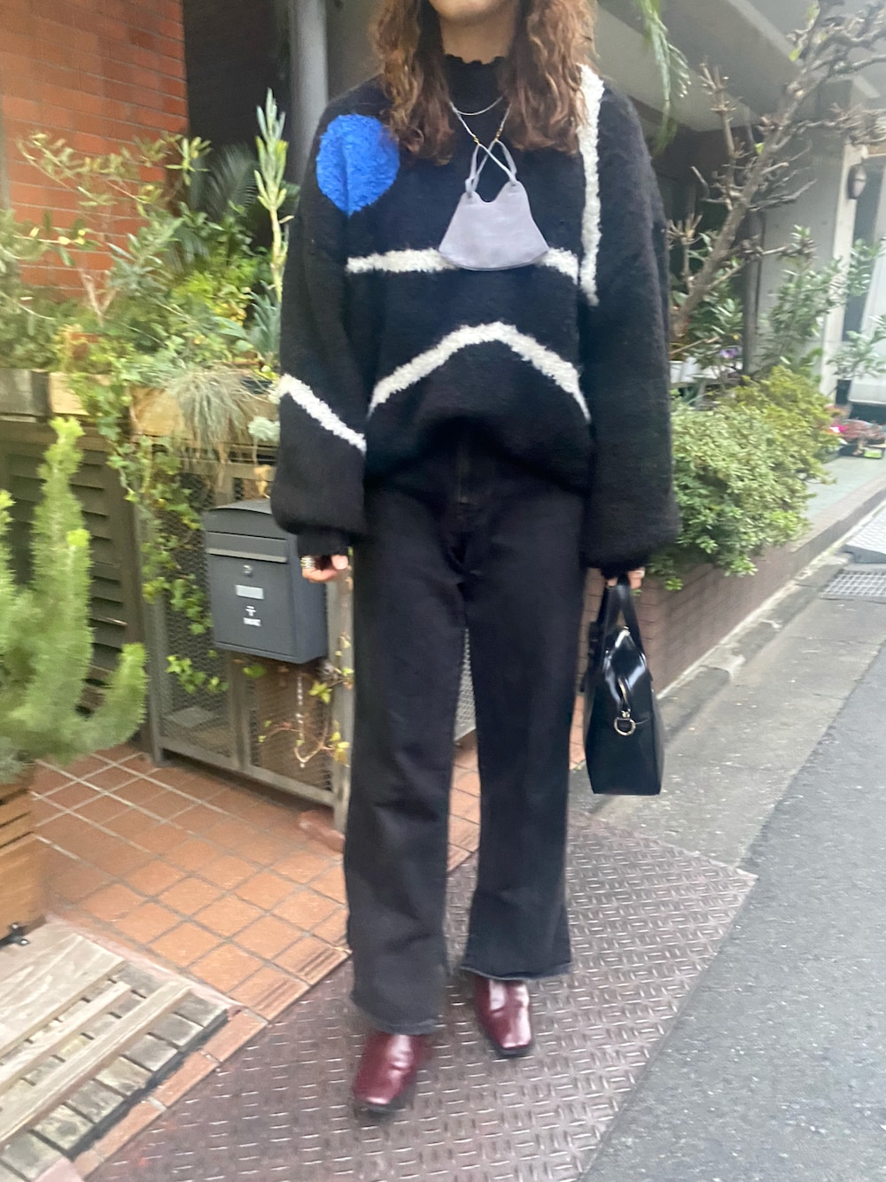 「ニット、ビッグシルエット、ブーツ、シンプル、ワントーンコーデ、秋のコーデ、冬コーデ、モード、冬、クレオルム、フォローミー」｜「CREOLMEの(CREOLME)アートジャカードニット（ニット/セーター、ブラック系）」を使った、emu.さん（レディース・161cm）の秋コーディネートの1枚目の写真