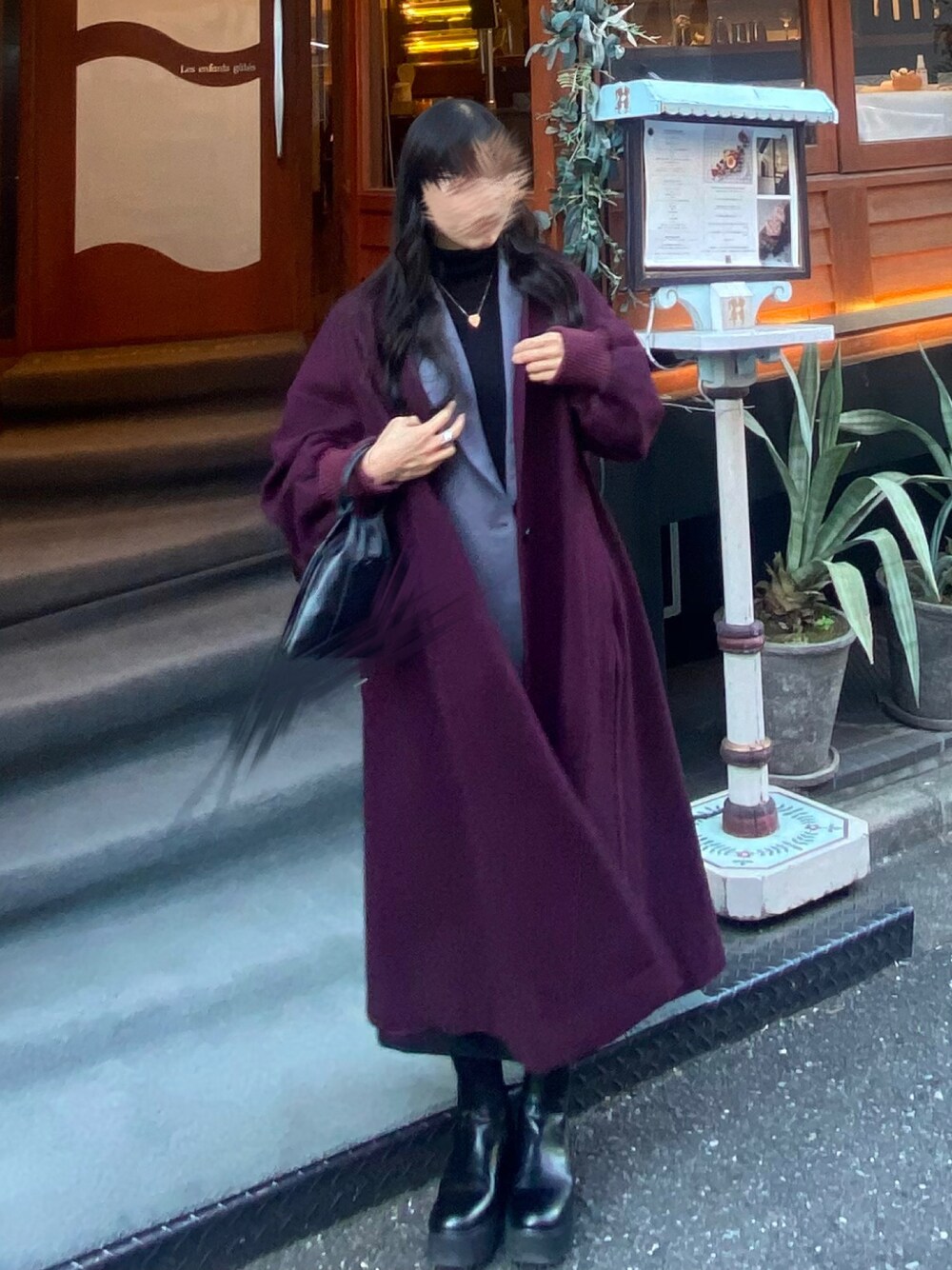 「冬、ディナー、おしゃれさんと繋がりたい、ファッションを楽しもう、いいね、save、フォローお願いします🤑、サイドゴアブーツ」｜「CHARLES & KEITHのプラットフォーム チェルシーブーツ / Platform Chelsea Boots（ブーツ、ブラック系）」を使った、emu.さん（レディース・161cm）の冬コーディネートの1枚目の写真