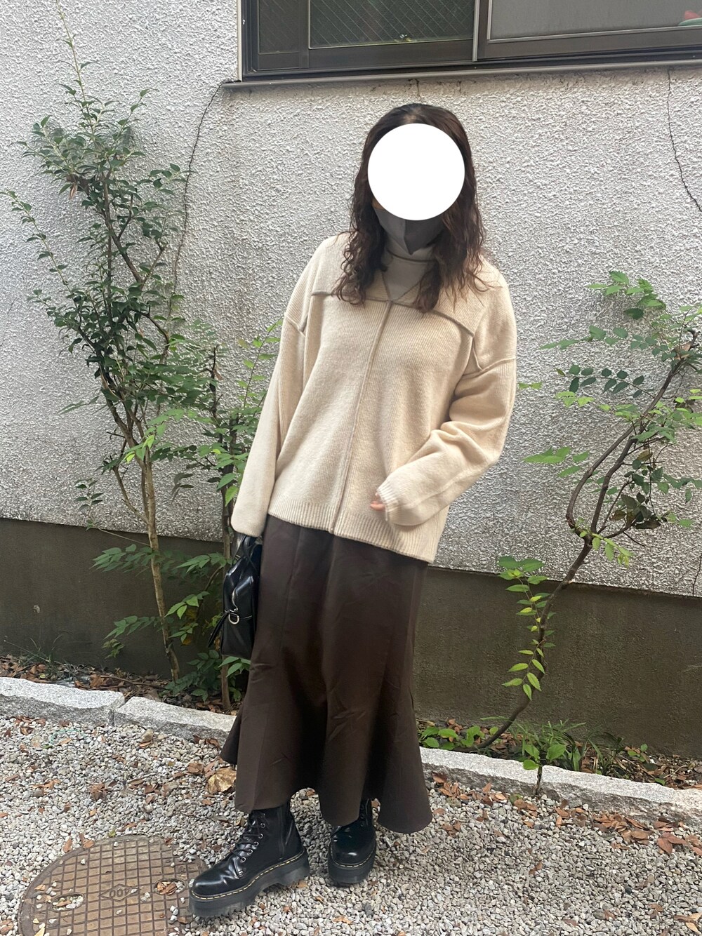 「秋冬コーデ、ゆったりコーデ、お出かけコーデ、マーチン、ニット、ootd、大人コーデ、休日スタイル、キレイめ、オトナカジュアル」｜「Babの【WEB限定】配色パイピングルーズニットプルオーバー（ニット/セーター、ホワイト系）」を使った、emu.さん（レディース・161cm）の秋コーディネートの1枚目の写真