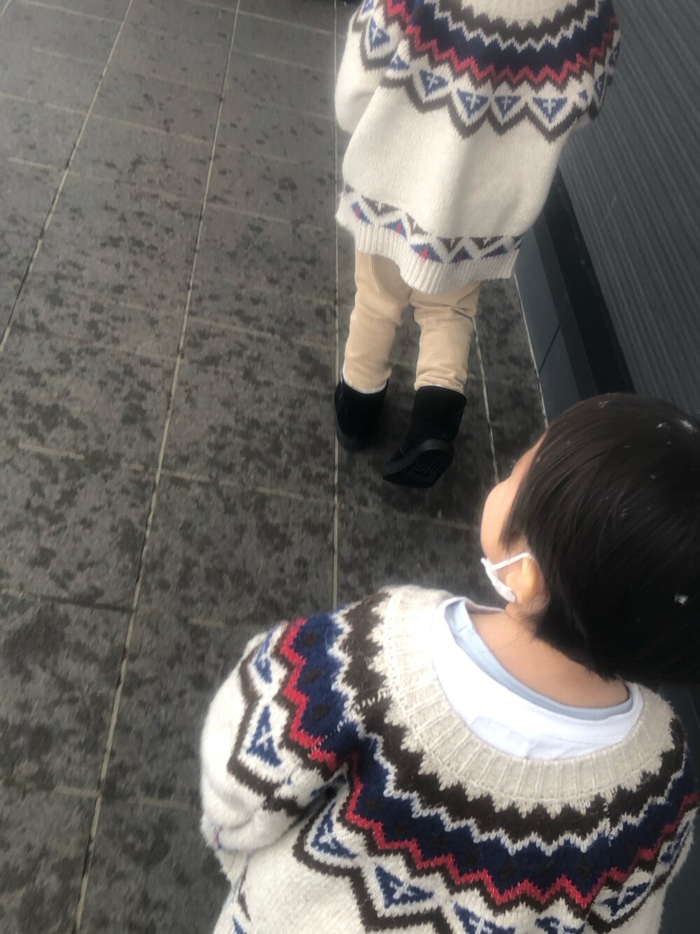 「カジュアルコーデ、おでかけコーデ、シンプル、兄弟コーデ、兄弟リンクコーデ、兄弟おそろ、北海道、子供コーデ、おしゃれさんと繋がりたい、おしゃれキッズ、おしゃれな人と繋がりたい」｜「CIAOPANIC TYPYの【KIDS】OSOROノルディック2WAYニットカーディガン（カーディガン/ボレロ、ホワイト系）」を使った、junpi○＊…さん（レディース・165cm）の冬コーディネートの1枚目の写真