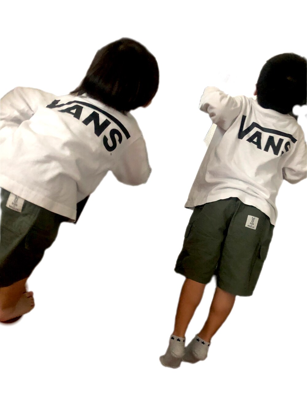 グリーン系のその他パンツ、ホワイト系のTシャツ/カットソーを着用したレディースの夏コーディネートの1枚目の写真