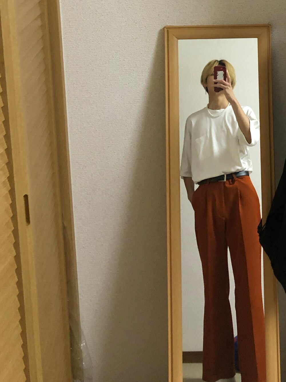 オレンジ系のその他パンツ、ホワイト系のTシャツ/カットソー、ホワイト系のその他小物を着用したメンズの夏コーディネートの1枚目の写真