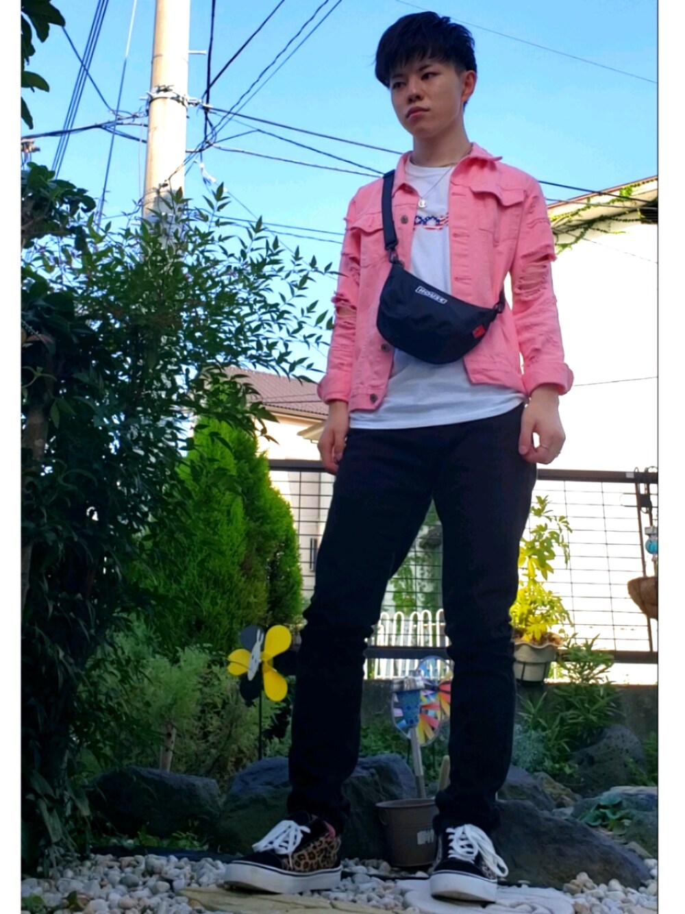 ホワイト系のTシャツ/カットソー、ブラック系のショルダーバッグ、その他のスニーカーを着用したメンズの秋コーディネートの1枚目の写真