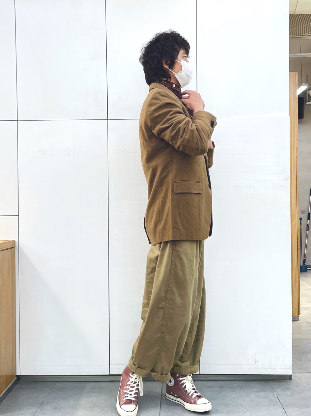「SCOTCH & SODAのアイテム（テーラードジャケット、ブラウン系）」を使った、Ansonさん（メンズ・178cm）の冬コーディネートの1枚目の写真