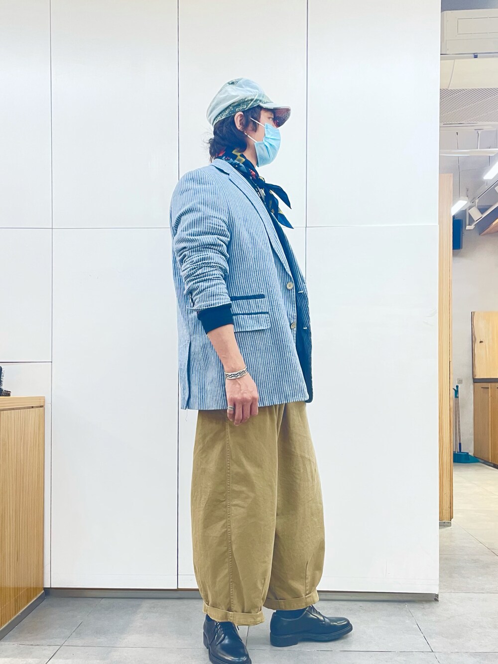 「SCOTCH & SODAのアイテム（トップス、ブルー系）」を使った、Ansonさん（メンズ・178cm）の秋コーディネートの1枚目の写真