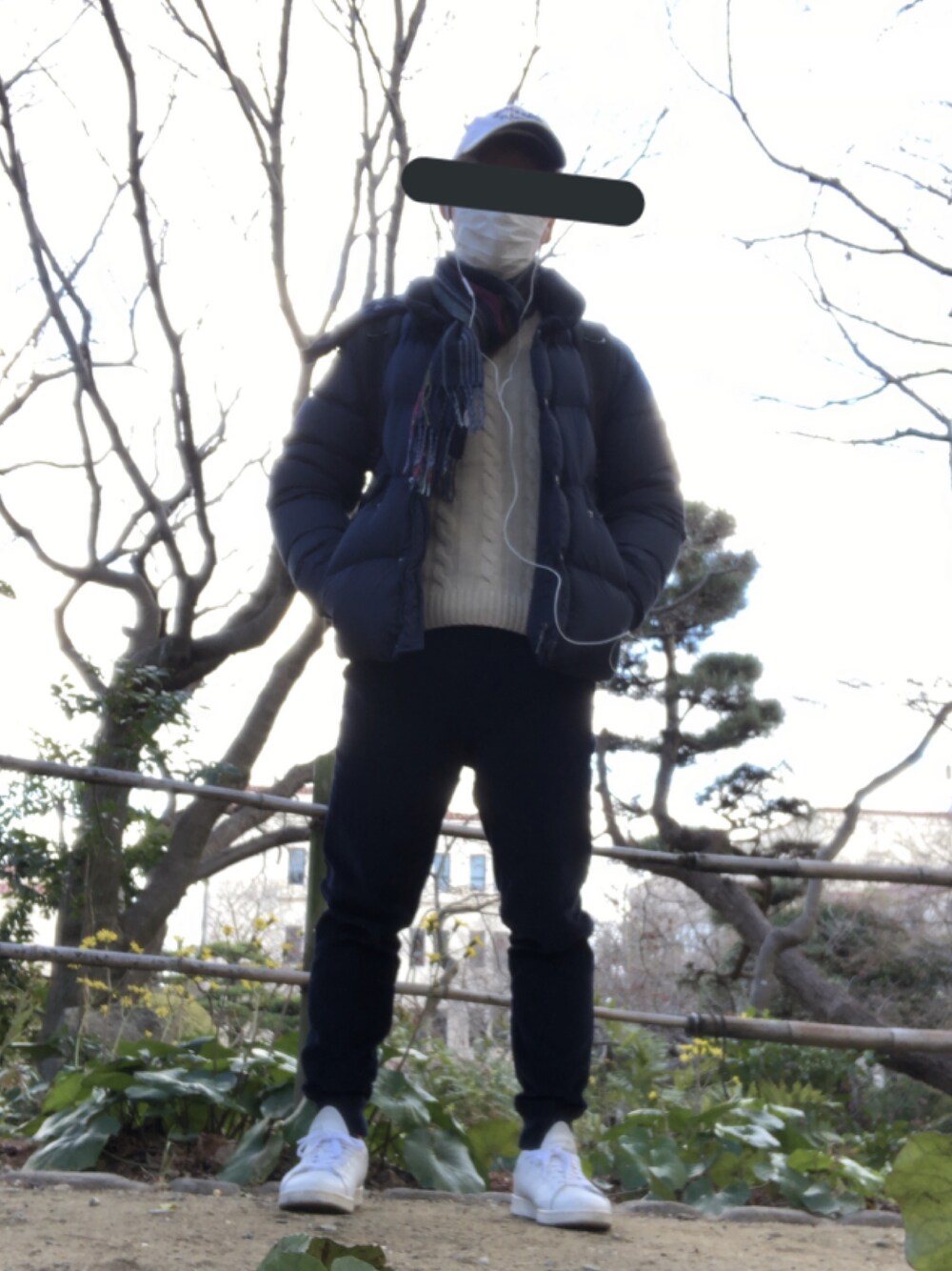 「ポールスミス、チャンピオン、Champion、ニット、コーデュロイ、冬のコーデ、ダウンジャケット、PYRENEX、休日スタイル」｜「adidas OriginalsのSTAN SMITH CQ2870（スニーカー、ホワイト系）」を使った、Tackさん（メンズ・169cm）の冬コーディネートの1枚目の写真