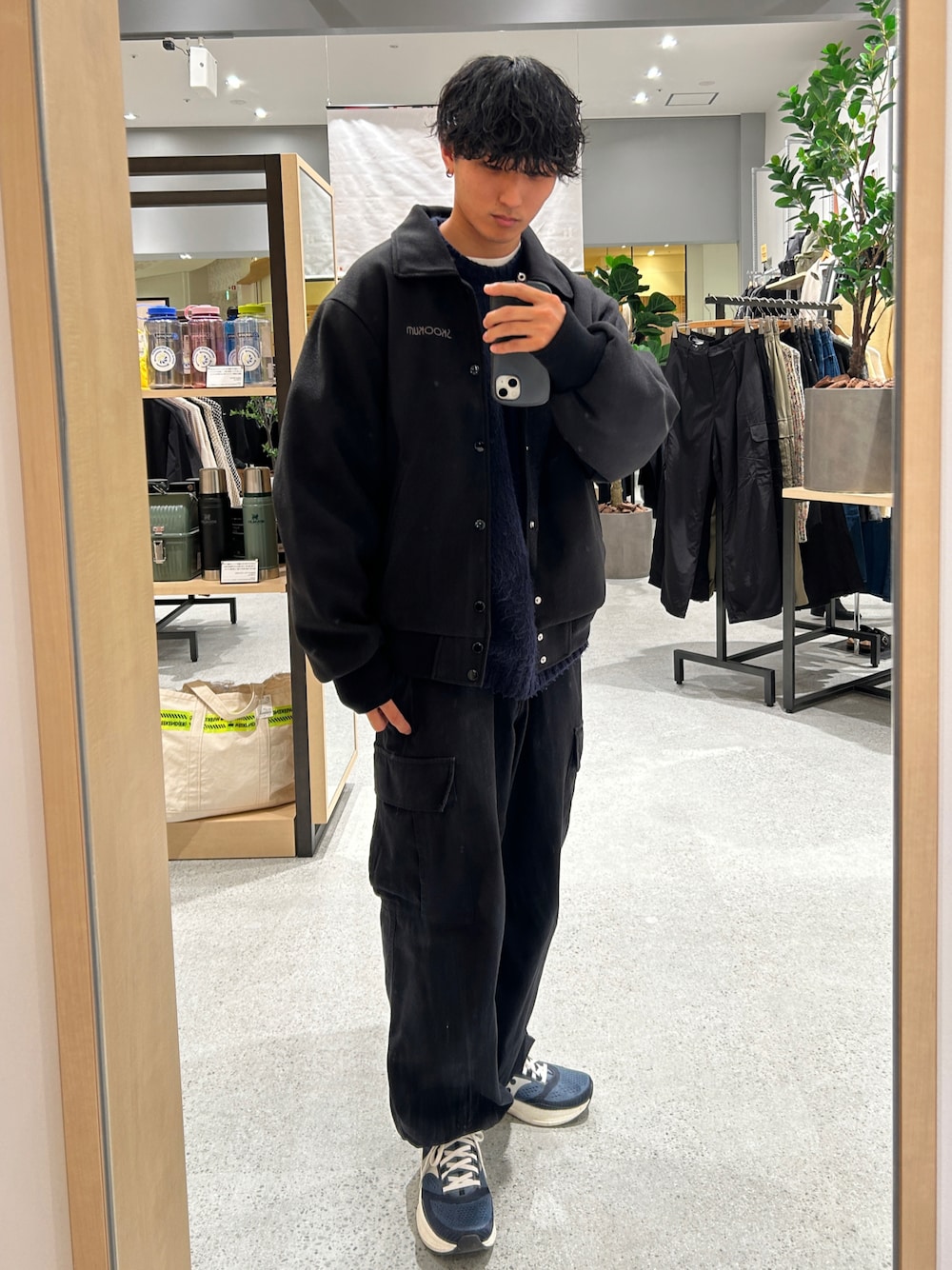 「ファッションを楽しもう、秋冬コーデ、スタジャン、カーゴパンツ、coen、アメカジコーデ、カジュアルコーデ」｜「SKOOKUMのSKOOKUM×coen別注リブスタジャン（スタジャン、ブラック系）」を使った、いとかんさん（メンズ・170cm）の秋コーディネートの1枚目の写真