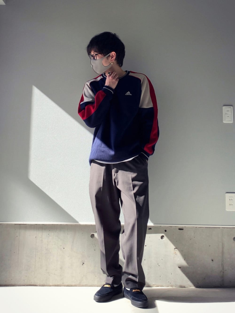 「スウェット、スニーカー、ローファー、UNIQLO、スラックス、休日スタイル、メガネ男子、秋コーデ、TOMWOOD、careering」｜「adidasのアイテム（スウェット、ブルー系）」を使った、りまんさん（メンズ・175cm）の秋コーディネートの1枚目の写真