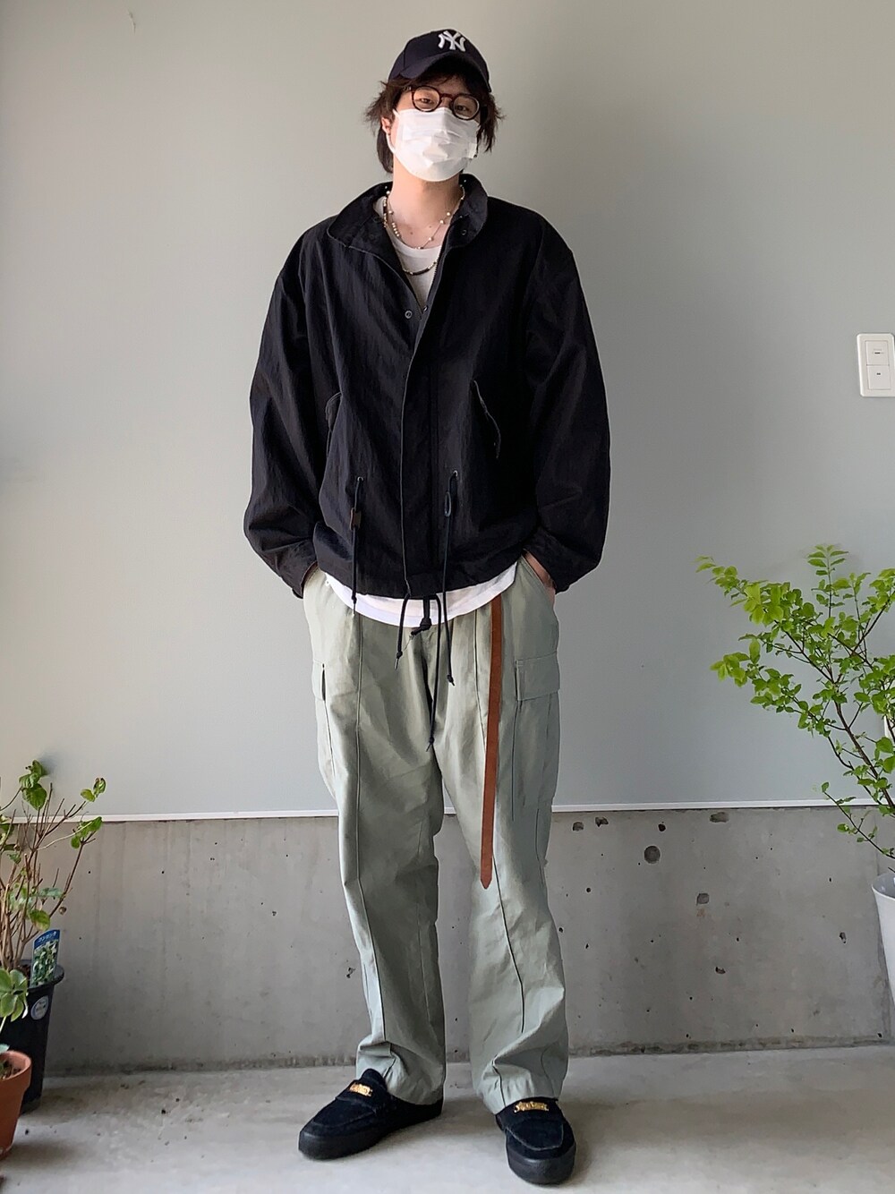 「モッズコート、カーゴパンツ、スニーカー、キャップ、ミリタリー、大人カジュアル、メガネ男子、コンバース、NEW ERA、marka」｜「markaのmarka / マーカ：MILITARY JACKET - co/ny oxfrod -：M20C-01BL02C[COR]（ミリタリージャケット、ブラック系）」を使った、りまんさん（メンズ・175cm）の春コーディネートの1枚目の写真