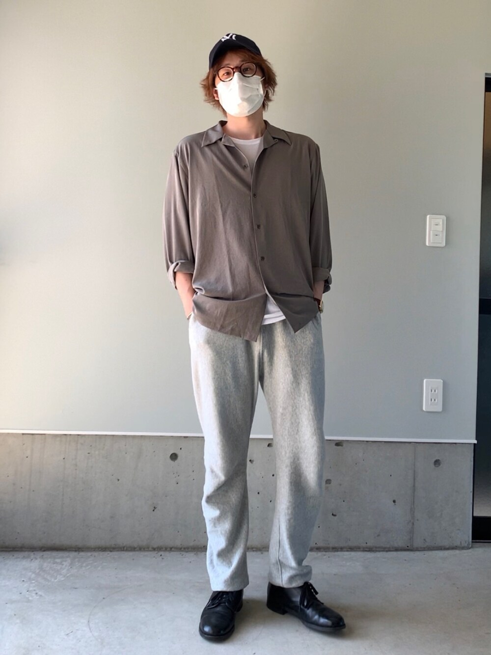 「古着MIX、革靴、スウェットパンツ、オープンカラーシャツ、メガネ男子、オーバーサイズ、キャップ、RAINMAKER、Champion、ALDEN」｜「RAINMAKERのアイテム（シャツ/ブラウス、グレー系）」を使った、りまんさん（メンズ・175cm）の春コーディネートの1枚目の写真